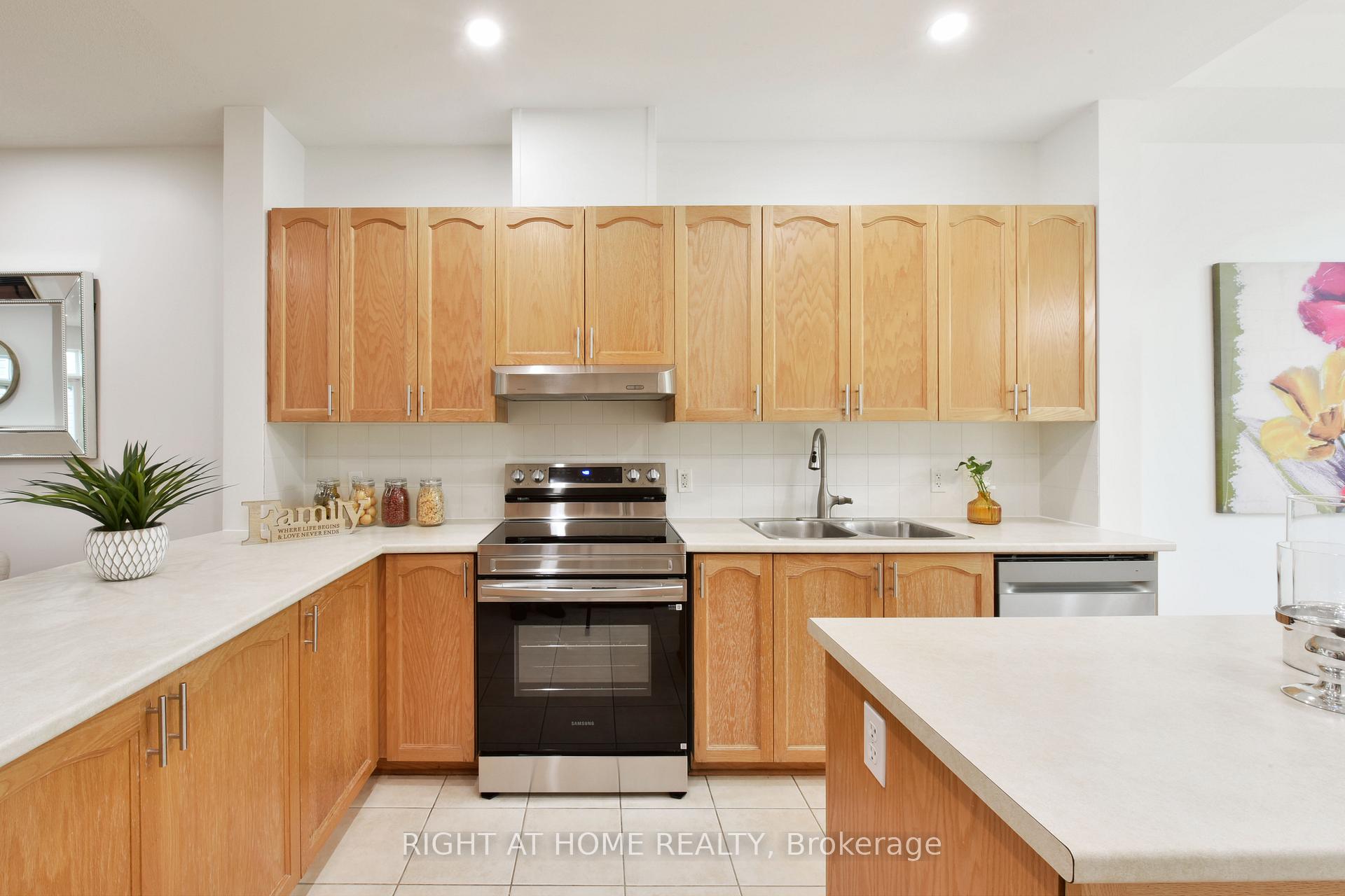 Photo 13 of 321 Breckenridge Crescent, Ottawa, Kanata - Morgan's Grant/South March — HOMEH