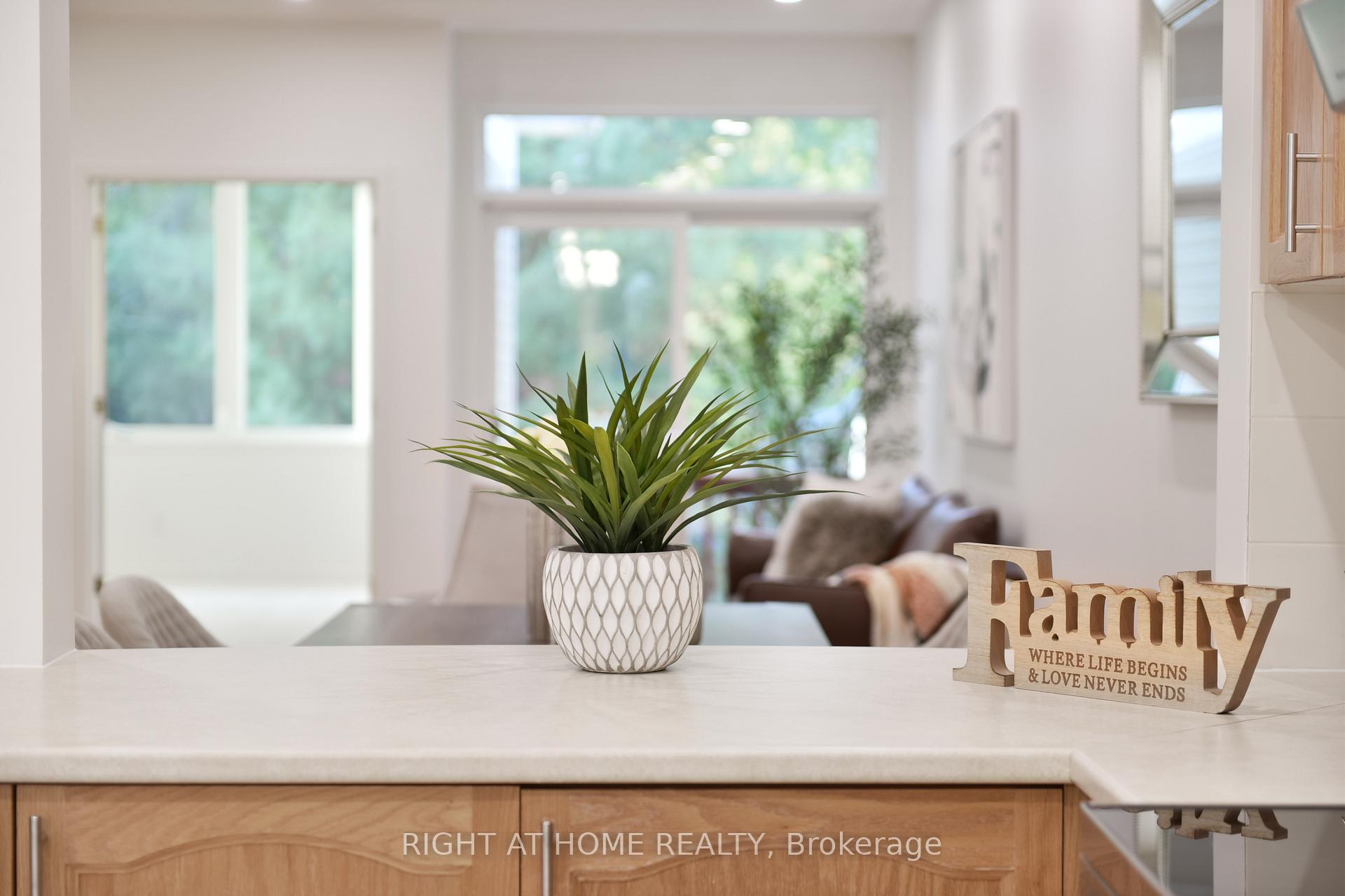 Photo 15 of 321 Breckenridge Crescent, Ottawa, Kanata - Morgan's Grant/South March — HOMEH