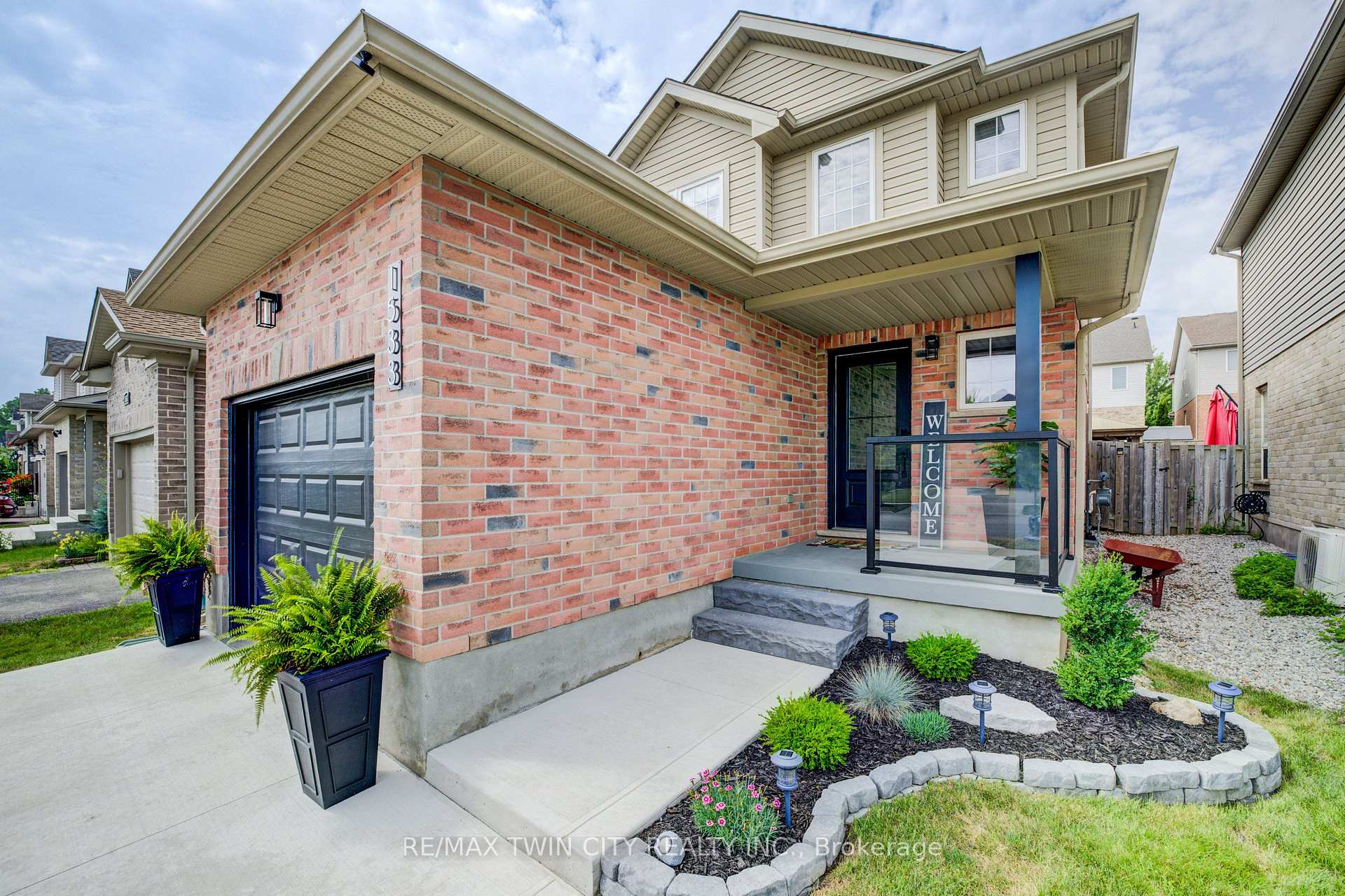 Photo 2 of 1533 Old Zeller Drive, Kitchener — HOMEH