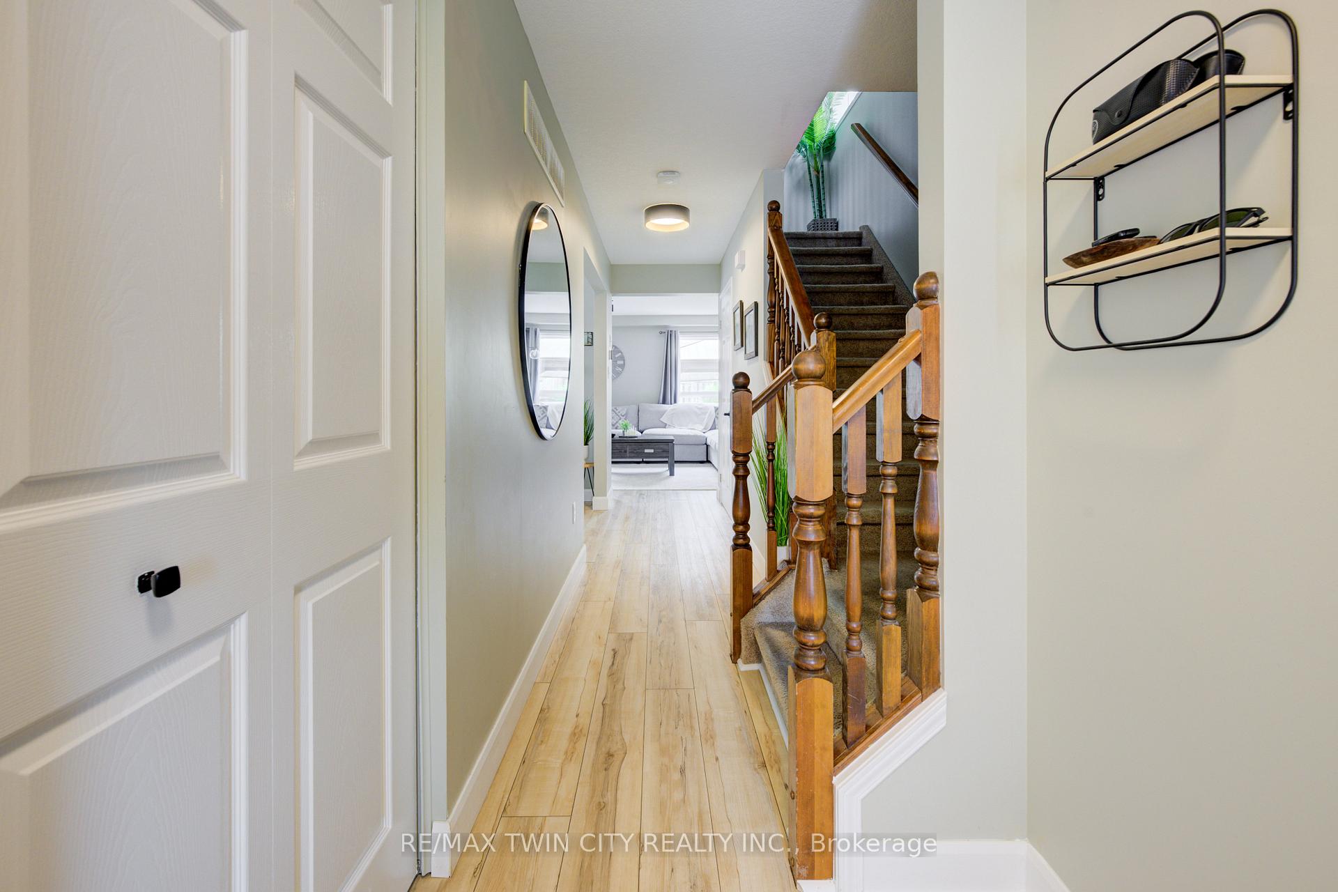 Photo 4 of 1533 Old Zeller Drive, Kitchener — HOMEH