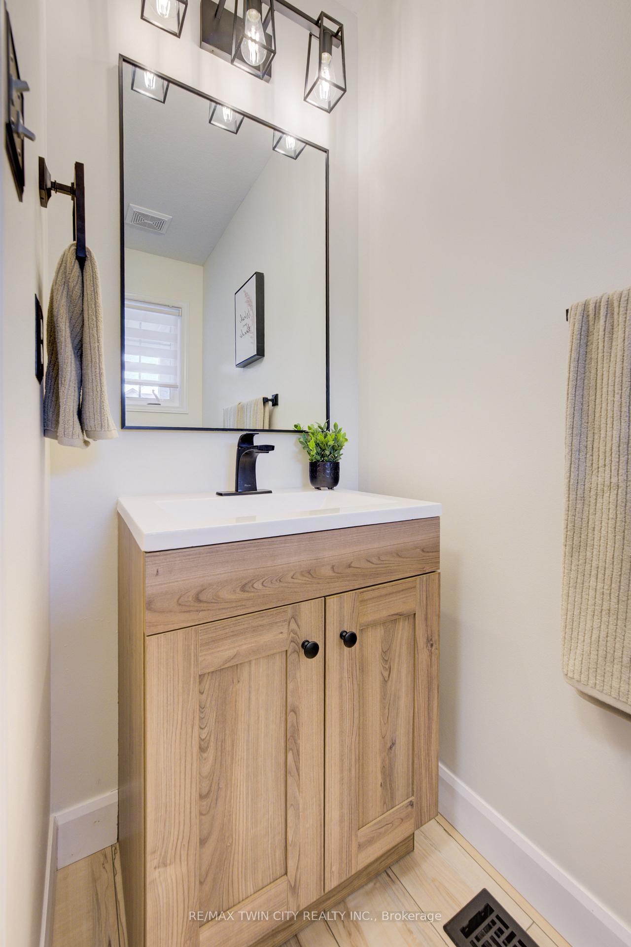Photo 5 of 1533 Old Zeller Drive, Kitchener — HOMEH
