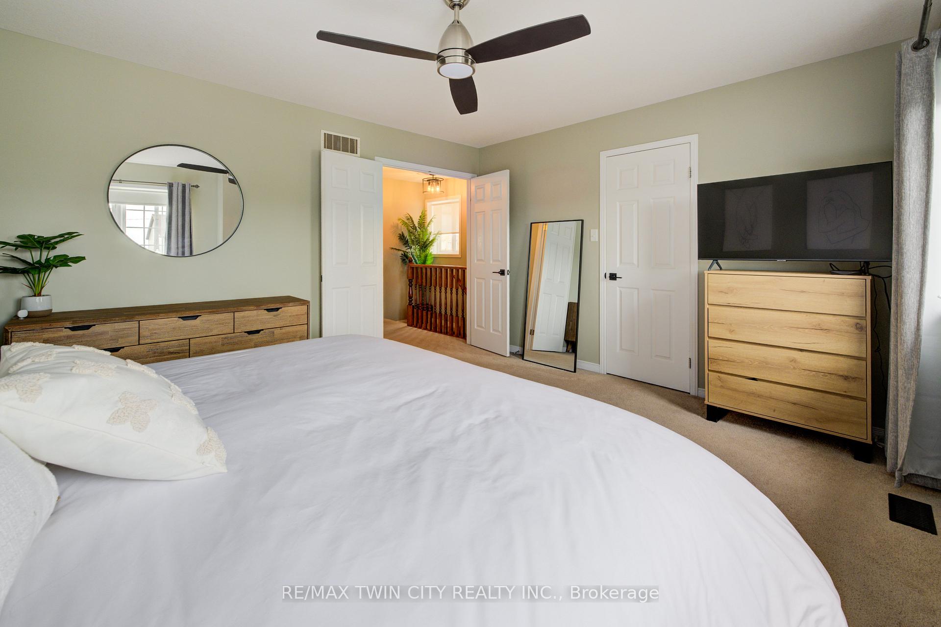 Photo 12 of 1533 Old Zeller Drive, Kitchener — HOMEH