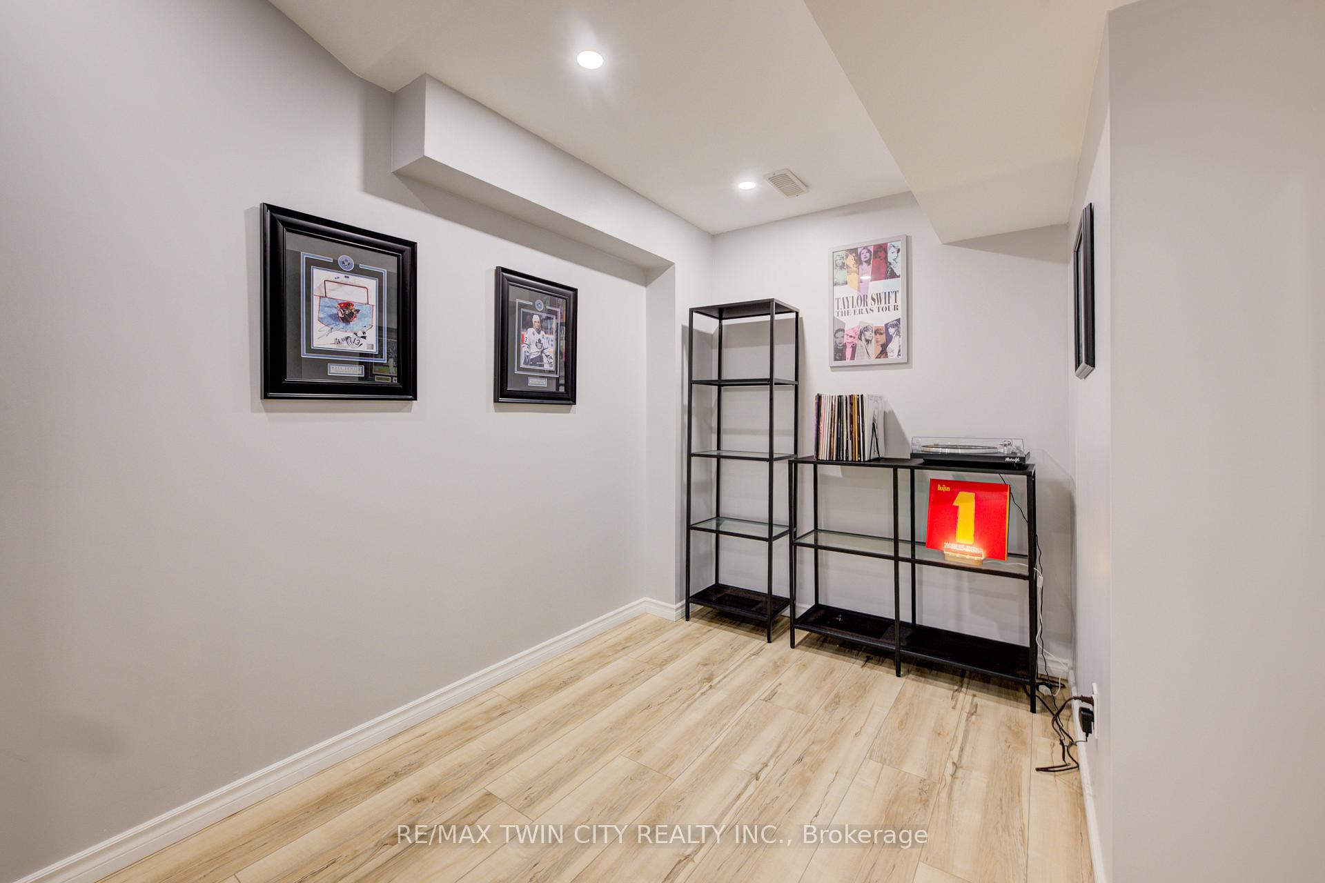 Photo 16 of 1533 Old Zeller Drive, Kitchener — HOMEH