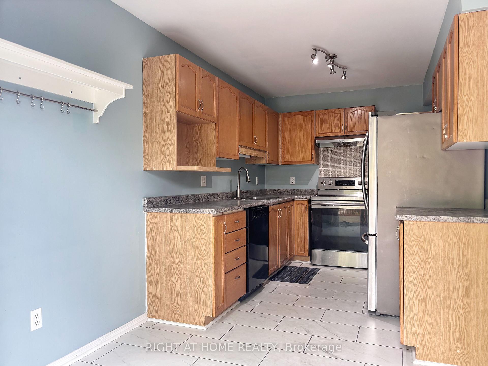 Photo 9 of 23 Harrington Court, Ottawa, Kanata - Kanata Lakes/Heritage Hills — HOMEH