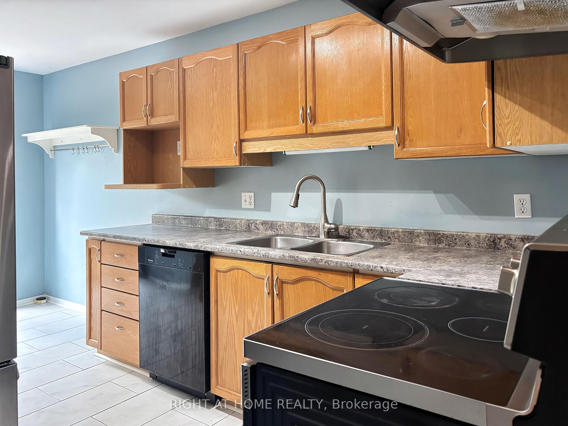 Photo 11 of 23 Harrington Court, Ottawa, Kanata - Kanata Lakes/Heritage Hills — HOMEH