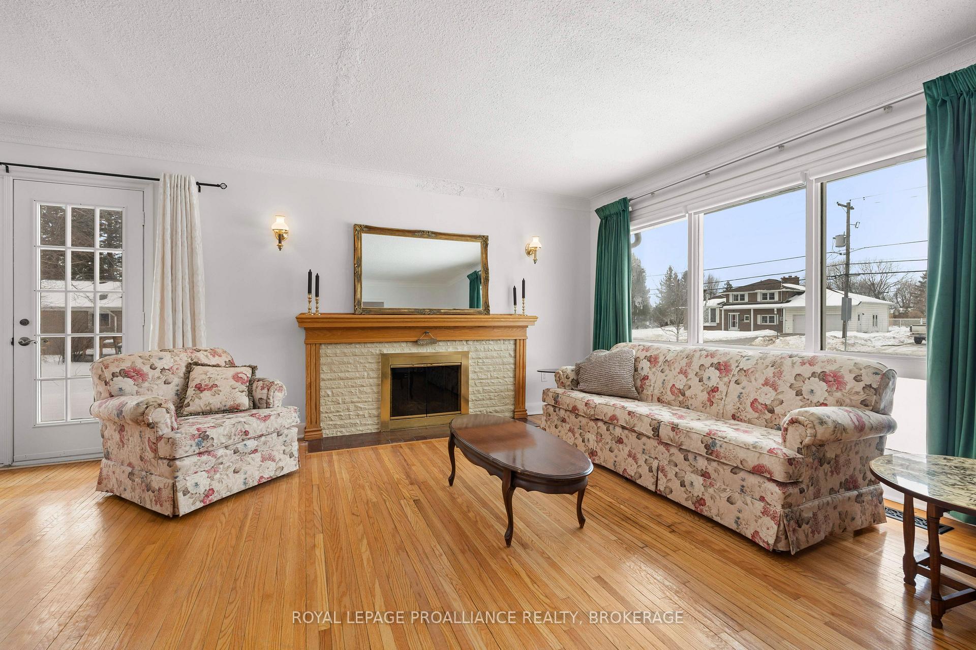 Photo 10 of 3 Fairfield Boulevard, Loyalist, Amherstview — HOMEH