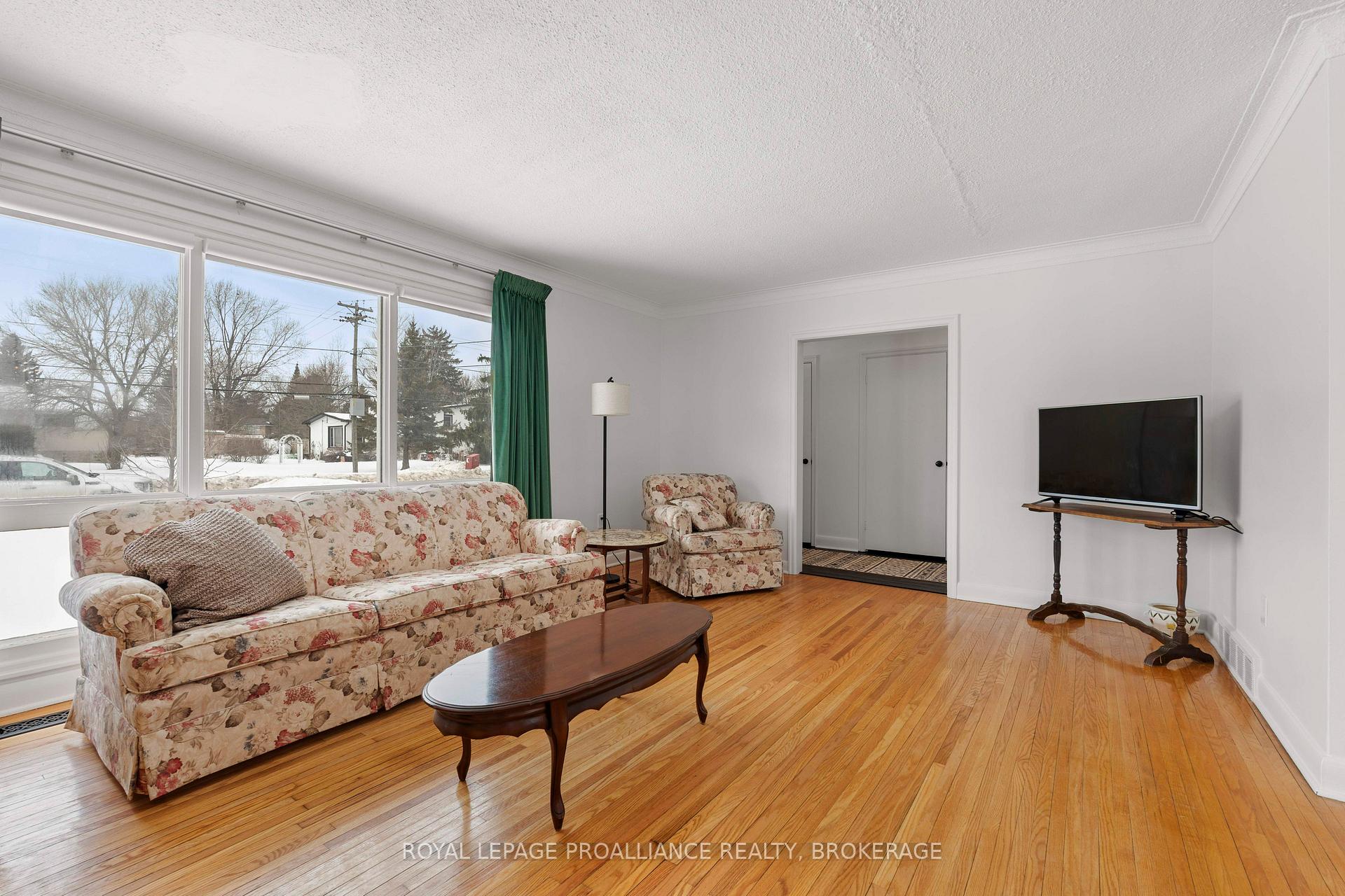Photo 11 of 3 Fairfield Boulevard, Loyalist, Amherstview — HOMEH