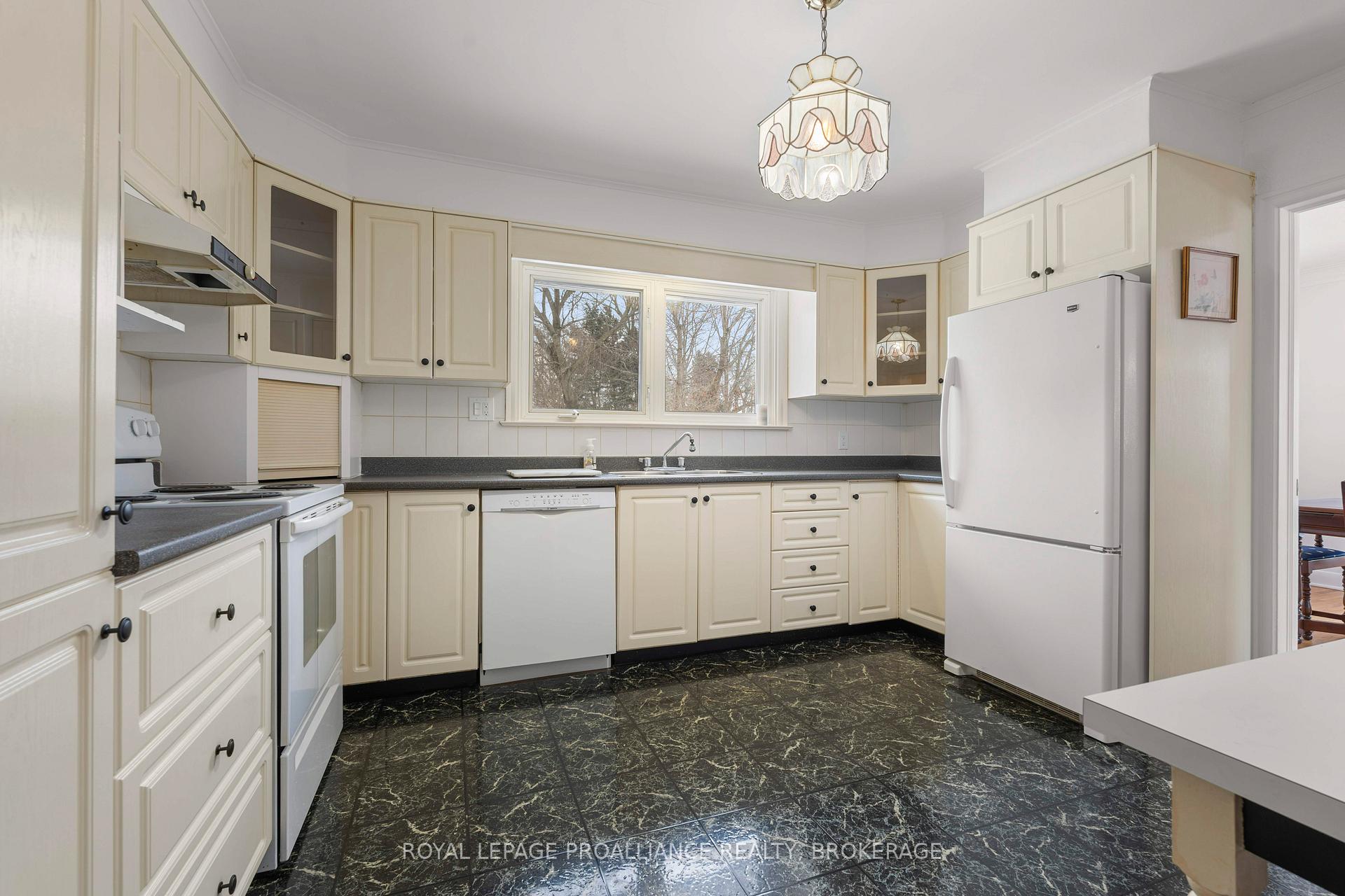 Photo 18 of 3 Fairfield Boulevard, Loyalist, Amherstview — HOMEH