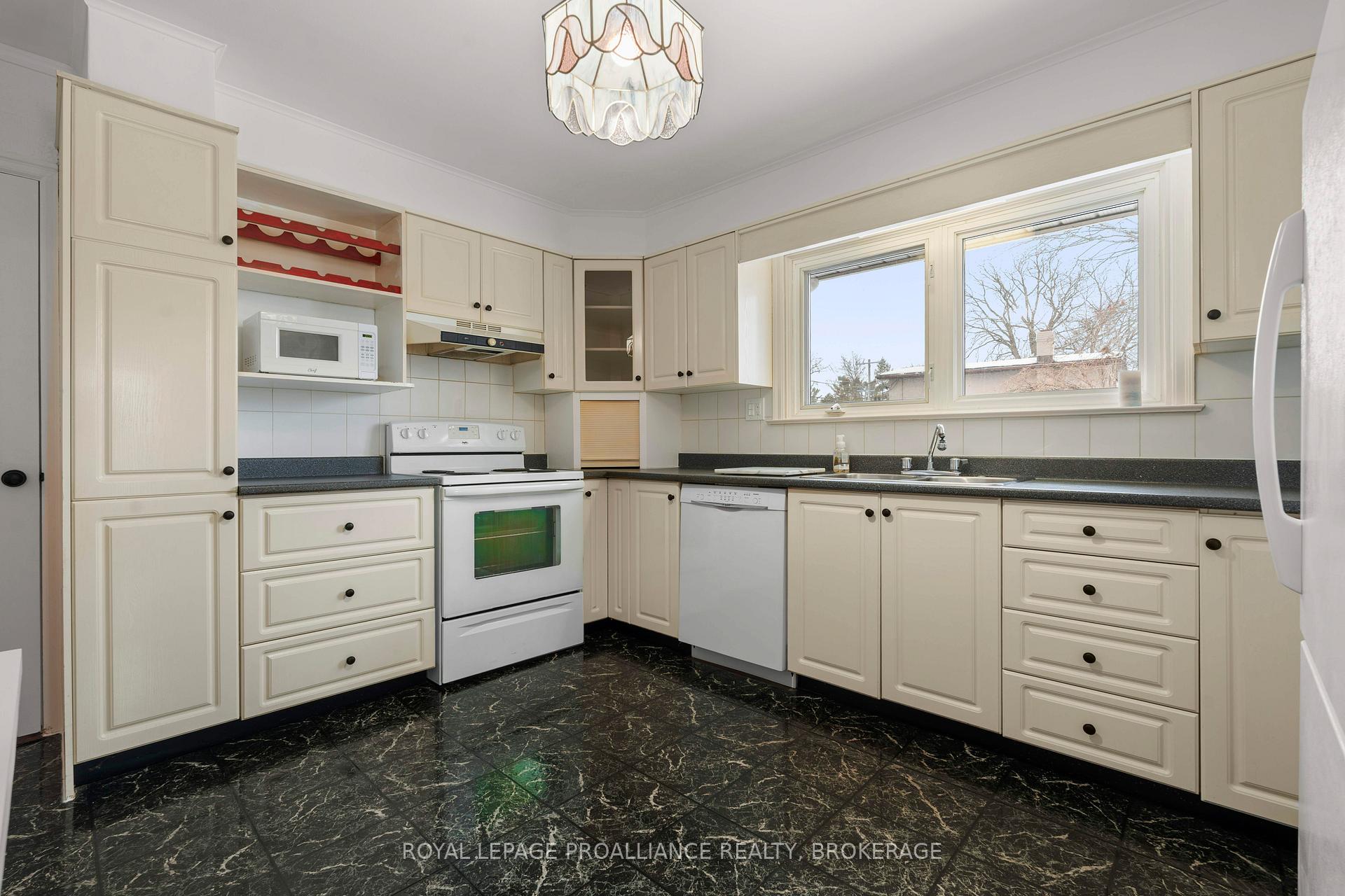 Photo 19 of 3 Fairfield Boulevard, Loyalist, Amherstview — HOMEH