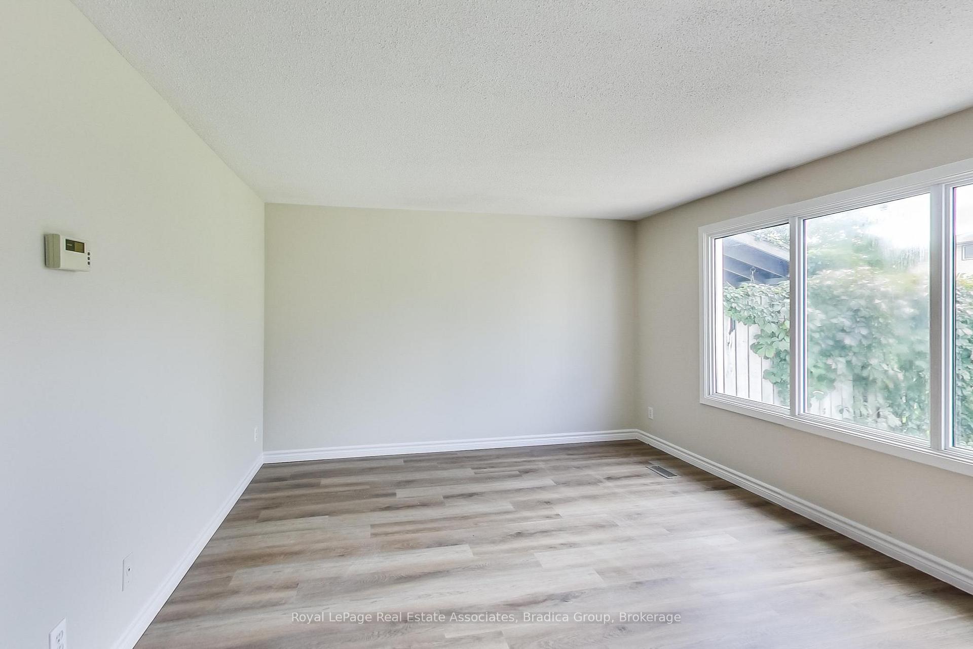 Photo 13 of 22 Lucerne Drive, Kitchener, Alpine — HOMEH