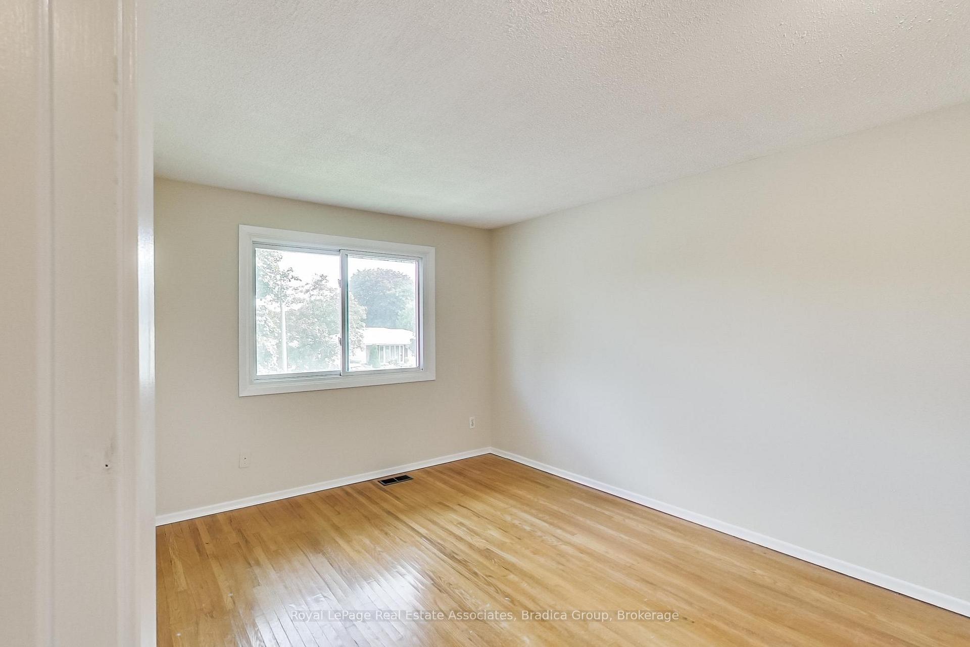 Photo 16 of 22 Lucerne Drive, Kitchener, Alpine — HOMEH