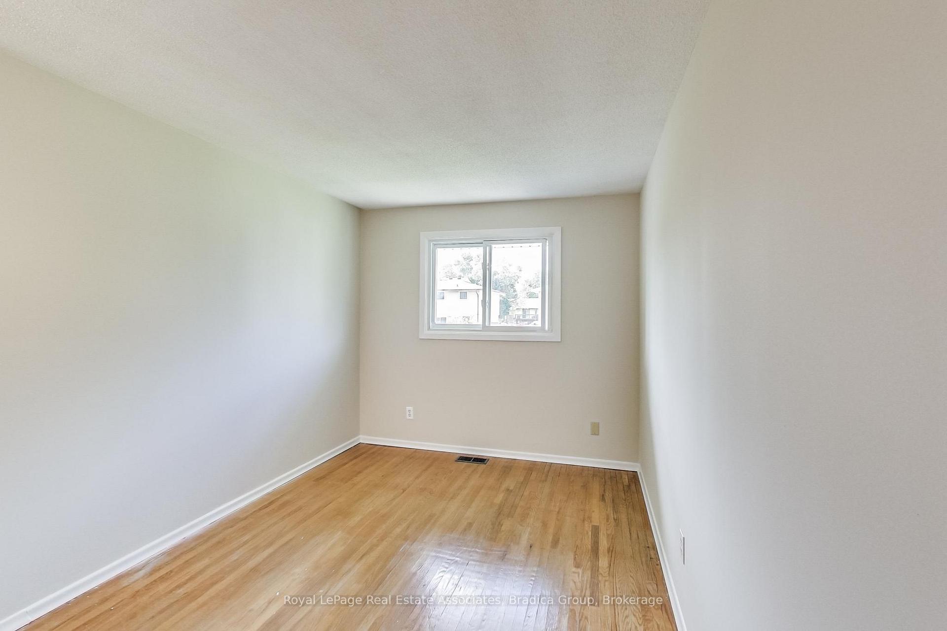 Photo 18 of 22 Lucerne Drive, Kitchener, Alpine — HOMEH