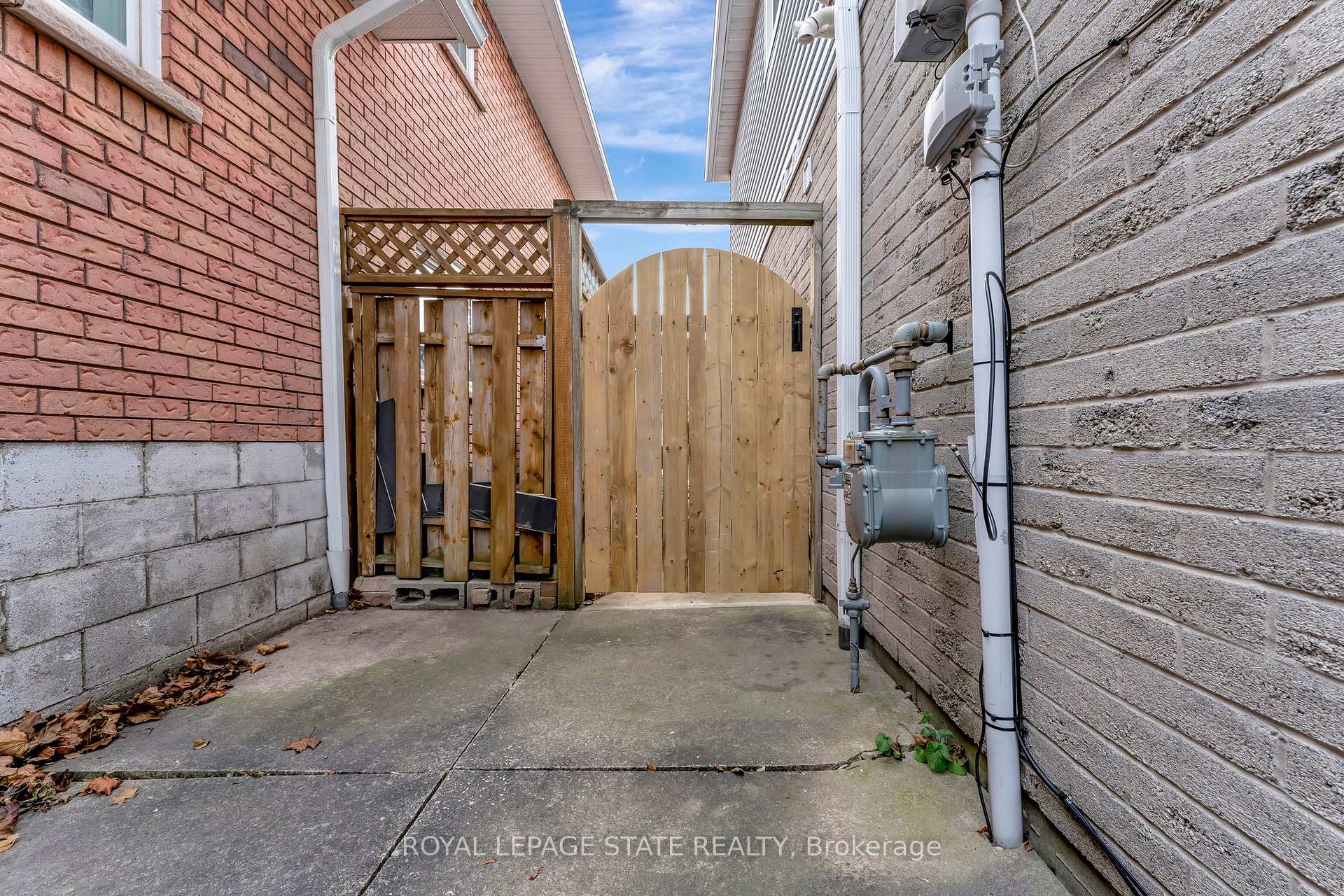 Photo 20 of Unit Upper Level, 144 Ravenbury Drive, Hamilton, Randall — HOMEH