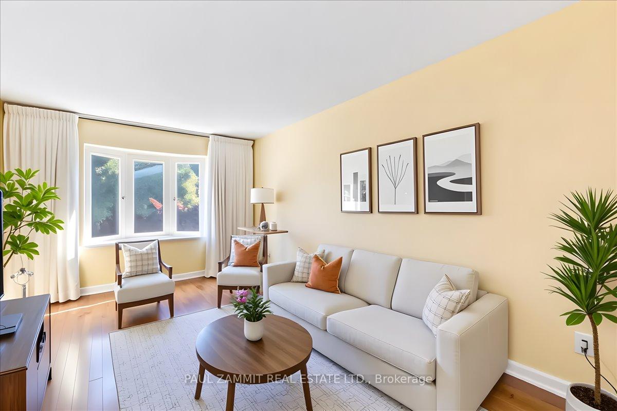 Photo 3 of 11 Tamarack Drive, Markham, Aileen-Willowbrook — HOMEH