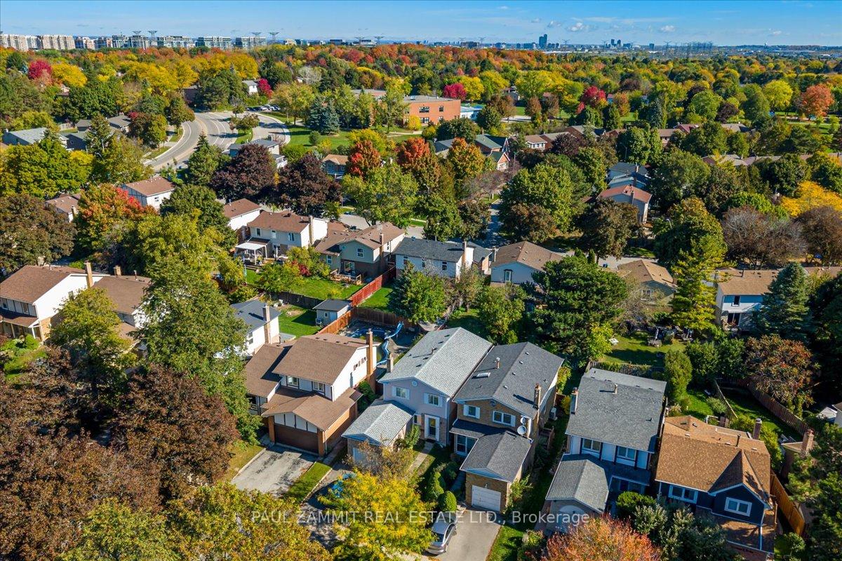Photo 16 of 11 Tamarack Drive, Markham, Aileen-Willowbrook — HOMEH