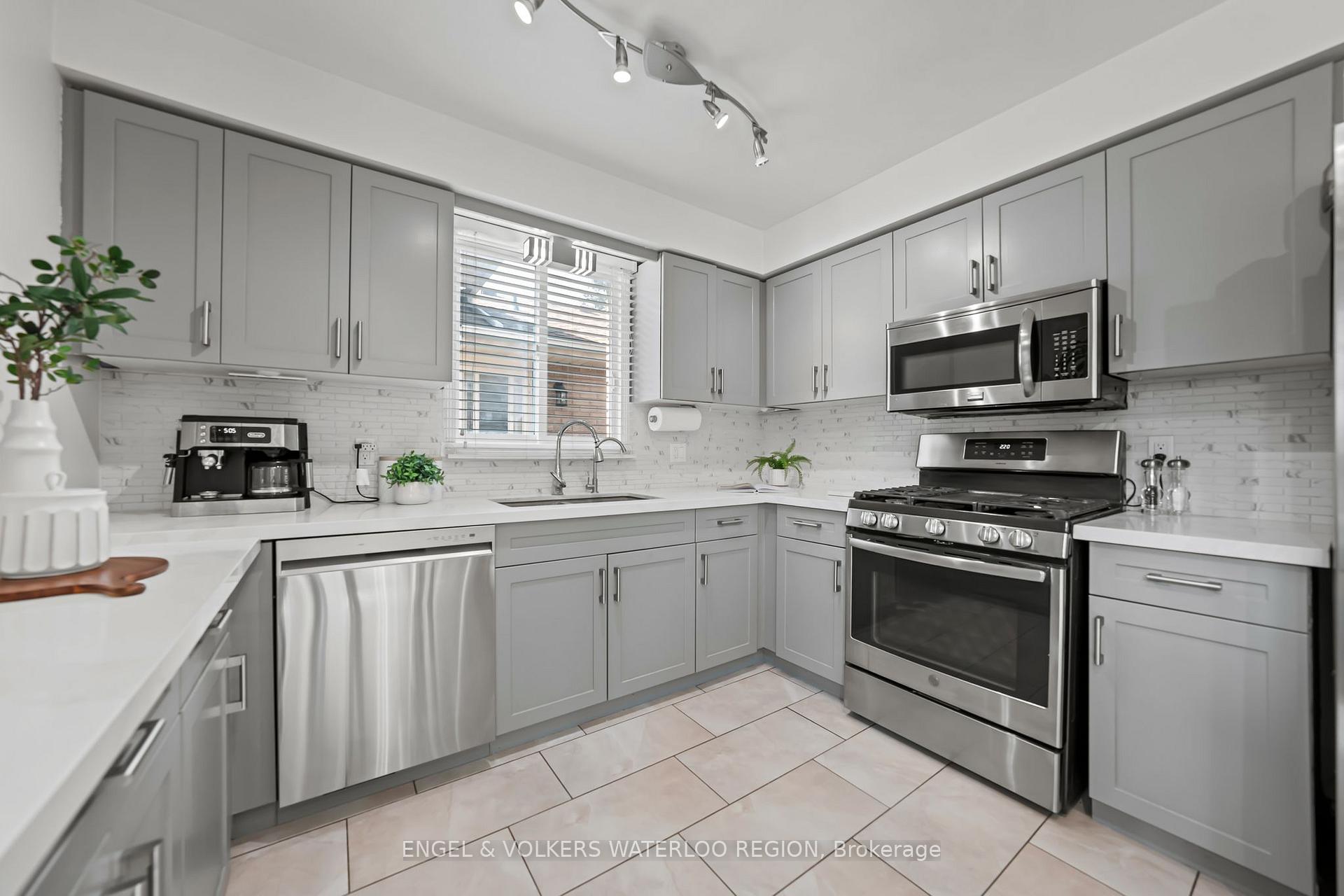 Photo 10 of 323 Newbury Drive, Kitchener — HOMEH
