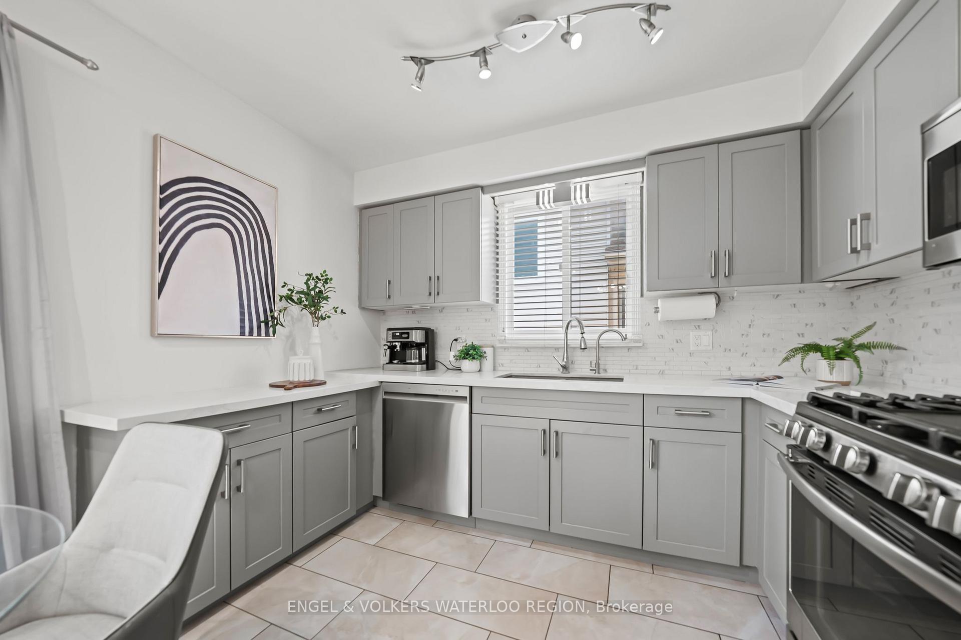 Photo 12 of 323 Newbury Drive, Kitchener — HOMEH