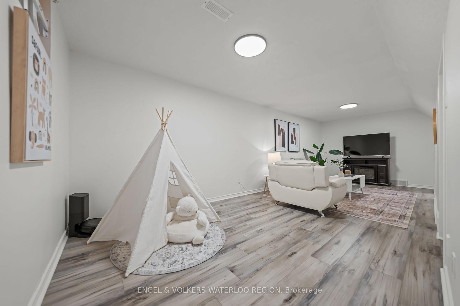 Photo 33 of 323 Newbury Drive, Kitchener — HOMEH