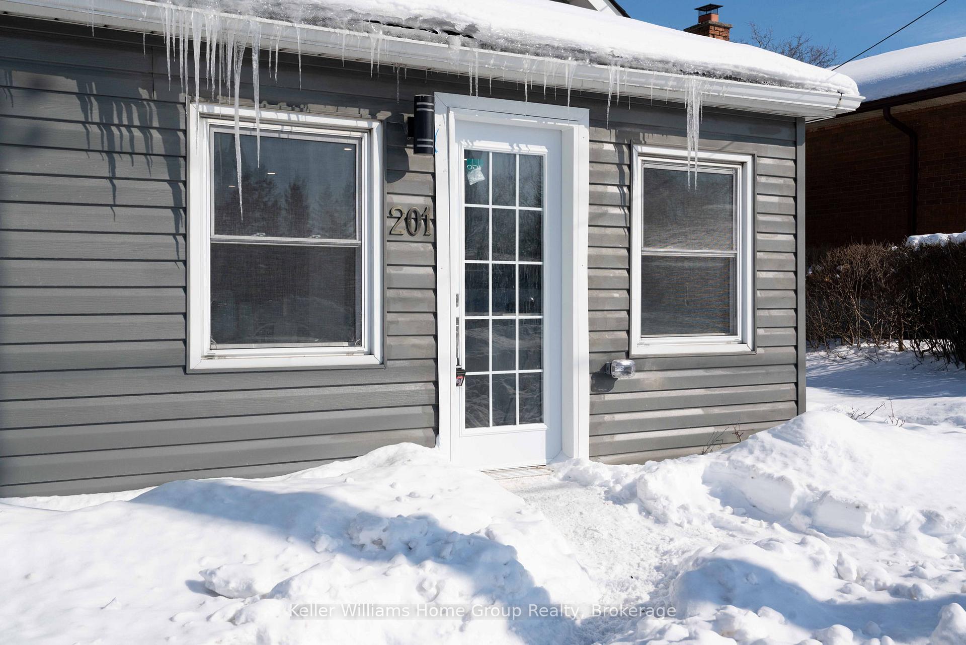 Photo 3 of 201 Fennell Avenue E, Hamilton, Centremount — HOMEH