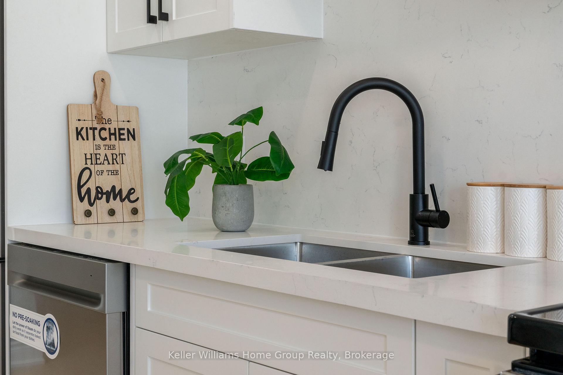 Photo 15 of 201 Fennell Avenue E, Hamilton, Centremount — HOMEH