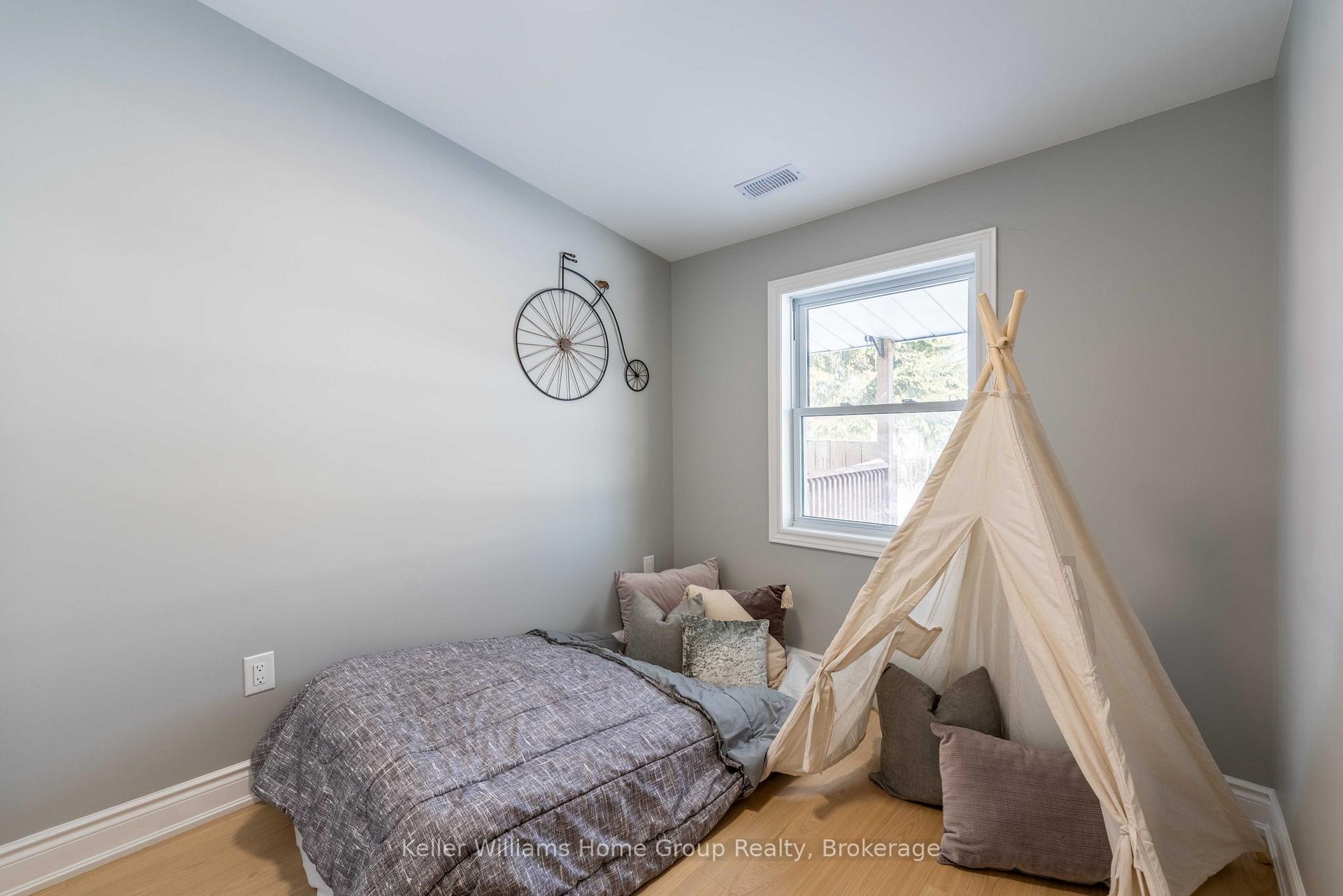 Photo 23 of 201 Fennell Avenue E, Hamilton, Centremount — HOMEH
