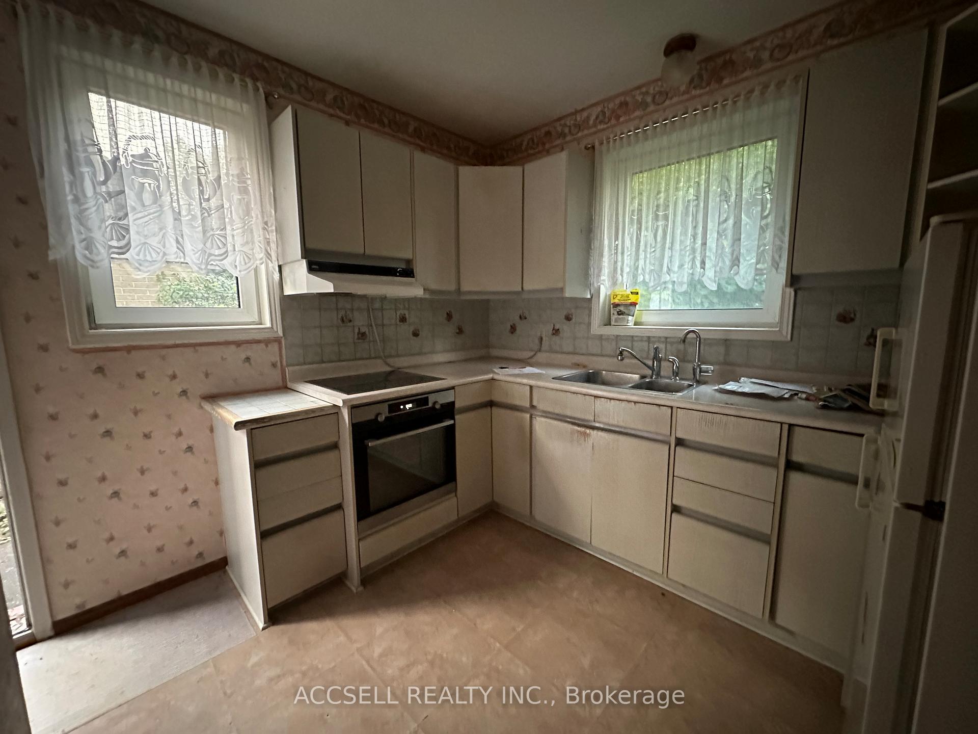 Photo 4 of 198 Highland Road E, Kitchener — HOMEH