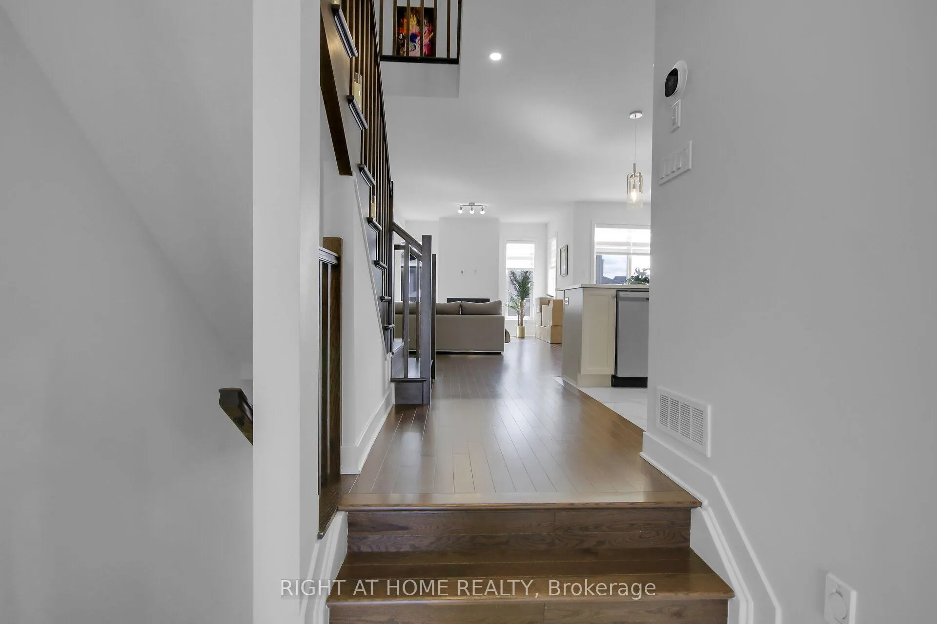 Photo 3 of 741 Twist Way, Ottawa, Kanata - Emerald Meadows/Trailwest — HOMEH