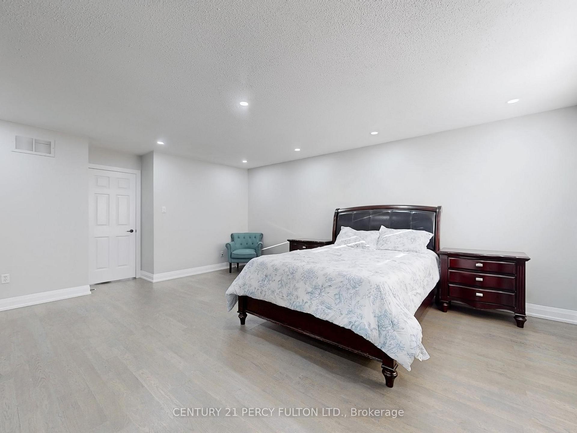 Photo 6 of 74 Doubtfire Crescent, Markham, Middlefield — HOMEH