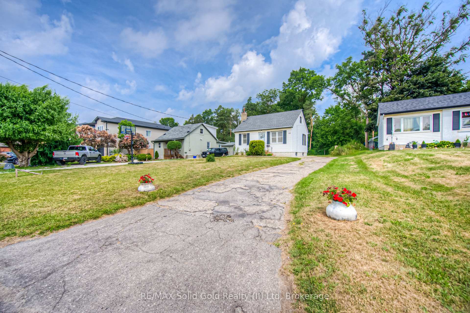Photo 5 of 48 Barbara Crescent, Kitchener — HOMEH