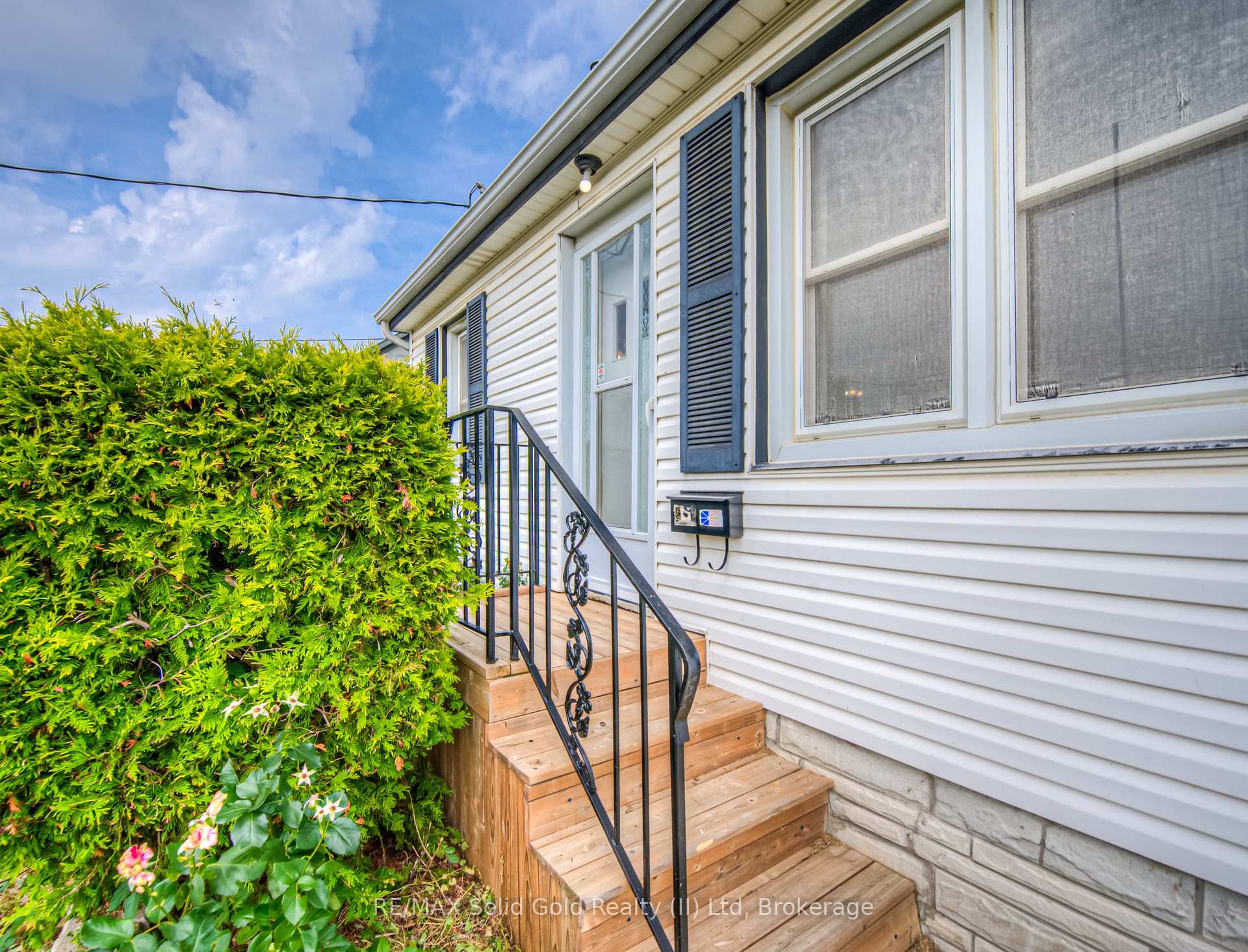 Photo 11 of 48 Barbara Crescent, Kitchener — HOMEH
