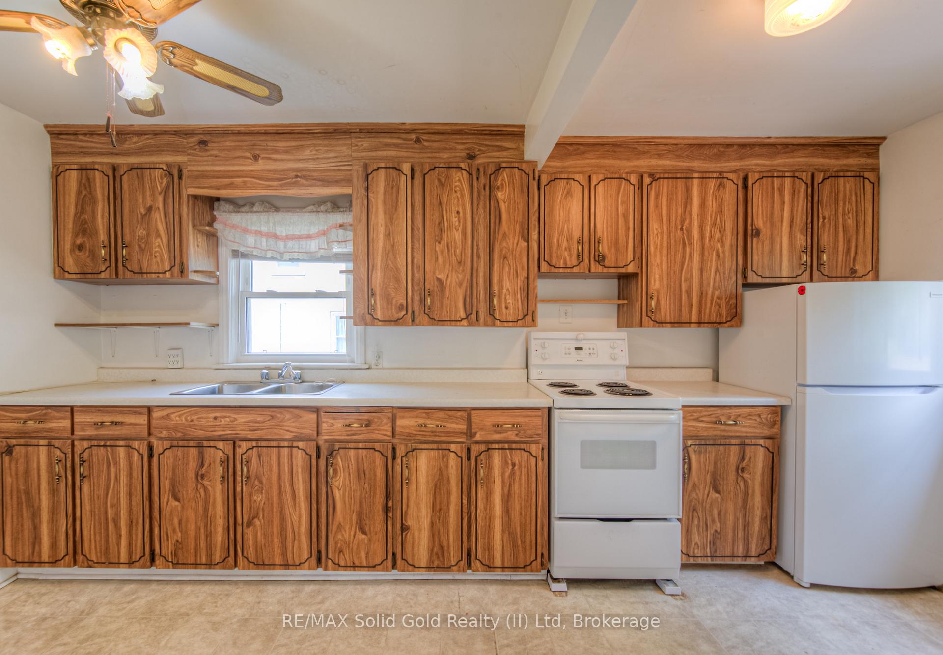 Photo 16 of 48 Barbara Crescent, Kitchener — HOMEH