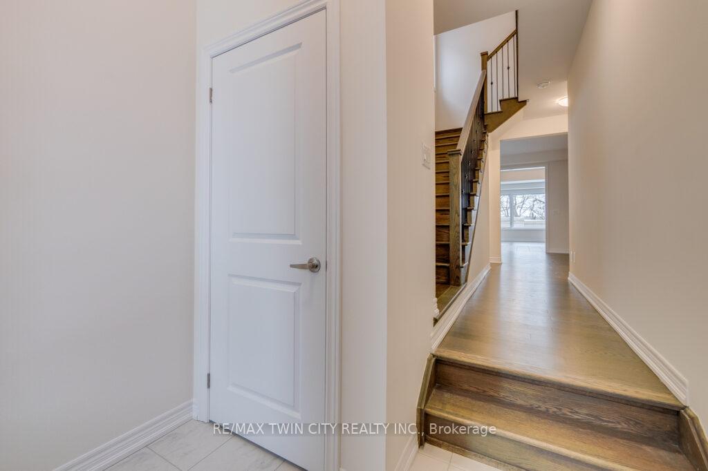 Photo 2 of 284 Broadacre Drive, Kitchener — HOMEH