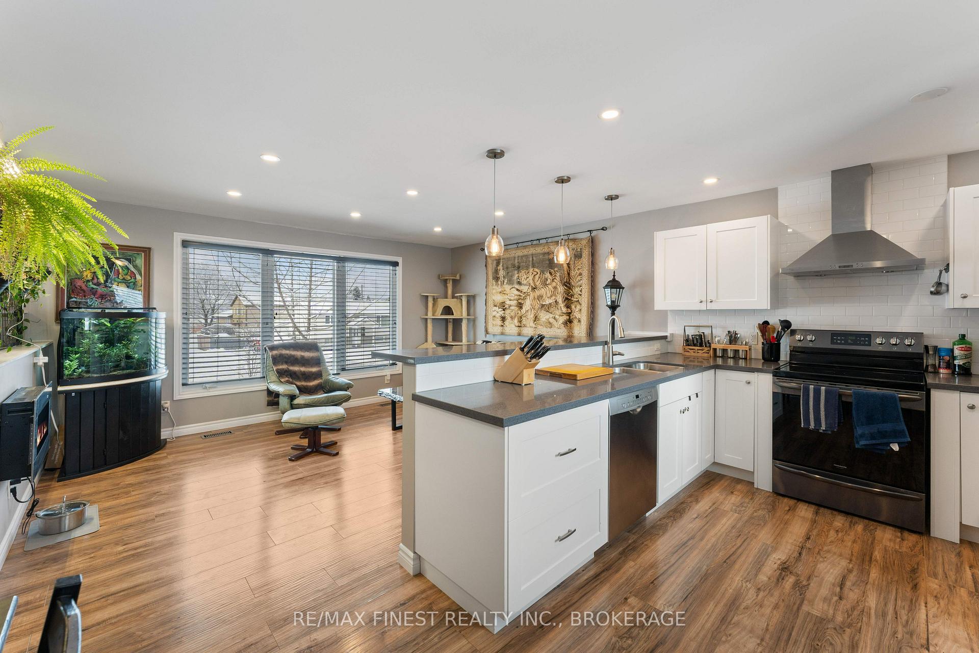 Photo 10 of 111 Manitou Crescent, Loyalist, Amherstview — HOMEH