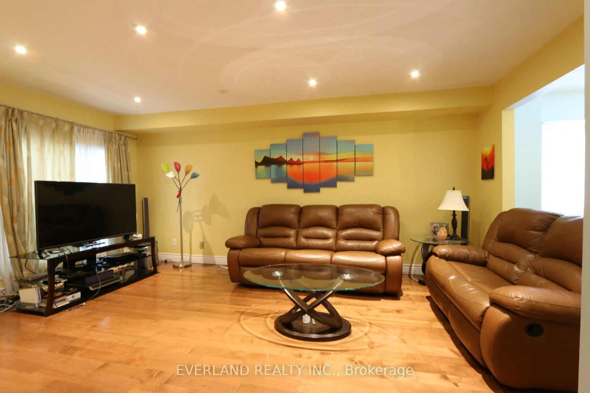 Photo 2 of 28 Bauer Crescent, Markham, Unionville — HOMEH