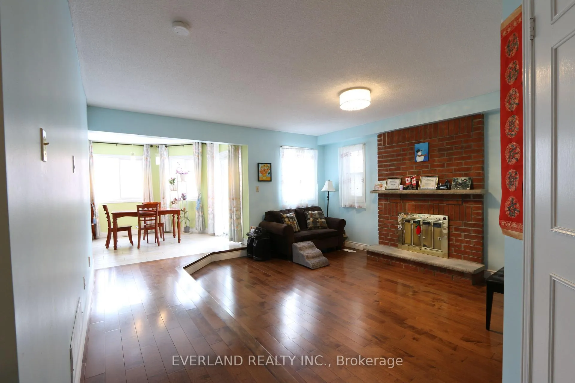 Photo 5 of 28 Bauer Crescent, Markham, Unionville — HOMEH