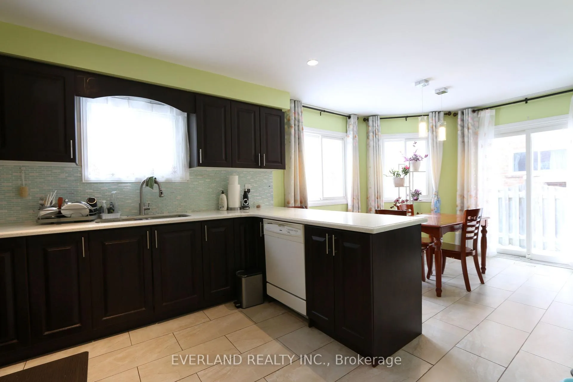 Photo 6 of 28 Bauer Crescent, Markham, Unionville — HOMEH