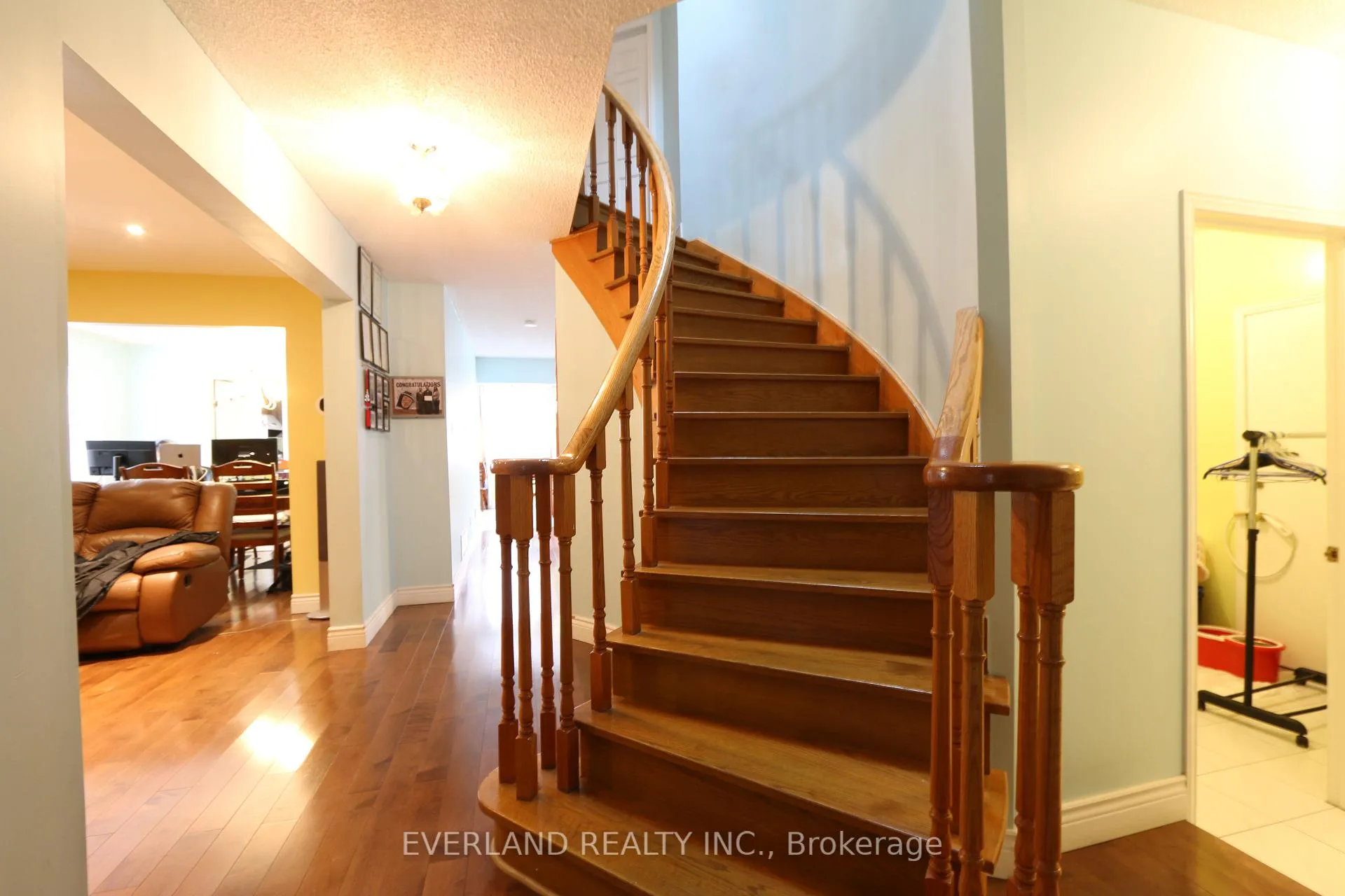 Photo 7 of 28 Bauer Crescent, Markham, Unionville — HOMEH