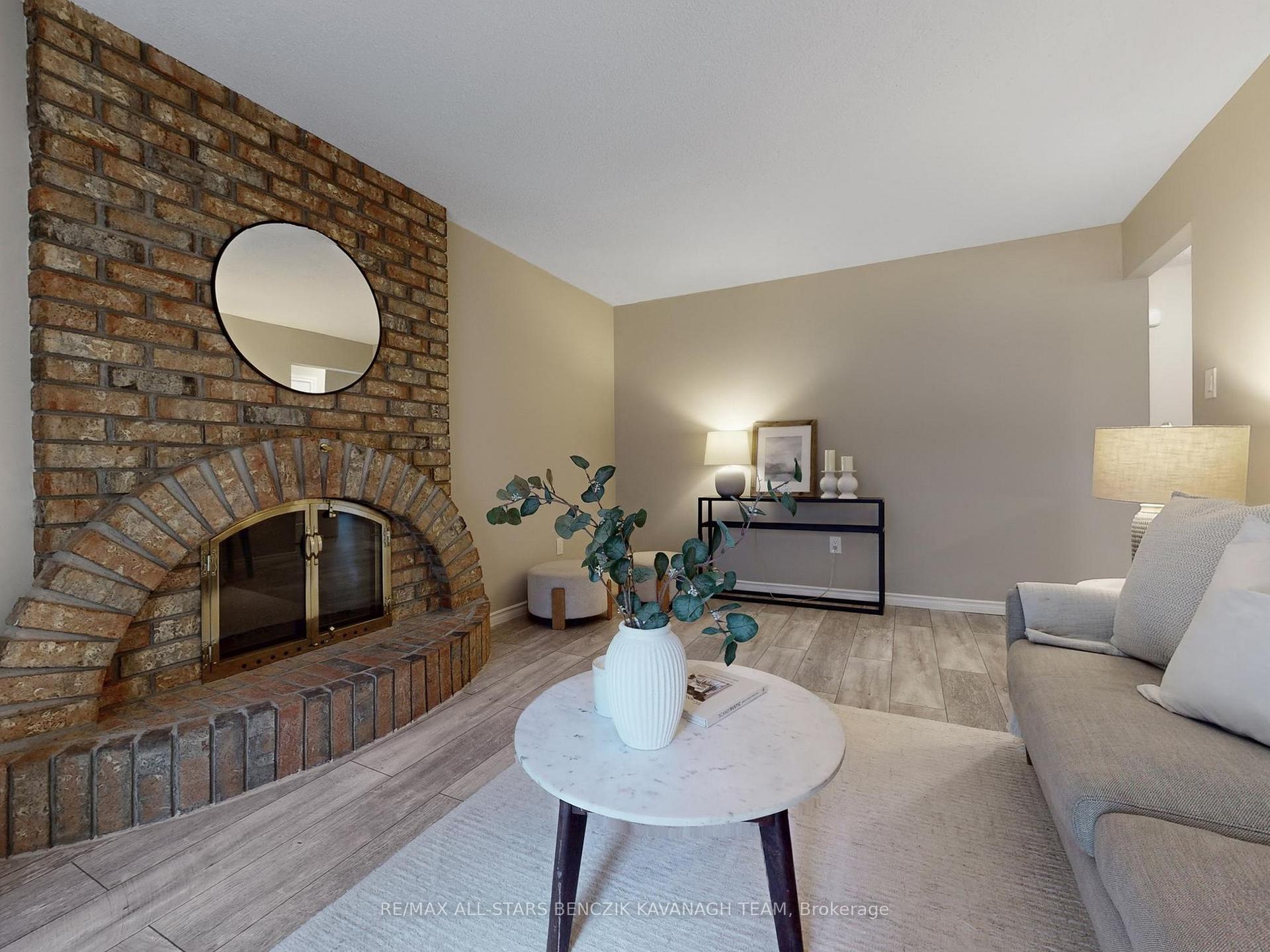 Photo 8 of 27 Grove Road, Markham, Markham Village — HOMEH