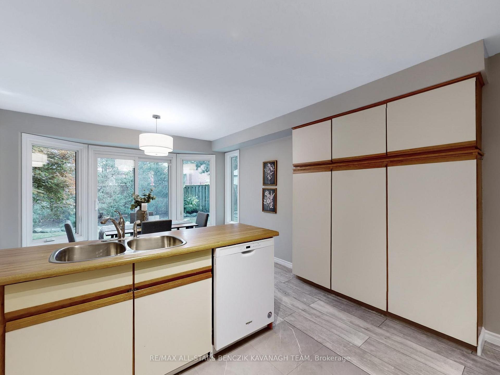 Photo 10 of 27 Grove Road, Markham, Markham Village — HOMEH