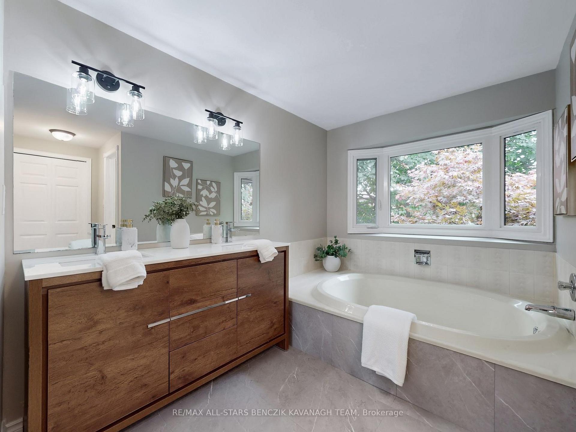 Photo 17 of 27 Grove Road, Markham, Markham Village — HOMEH