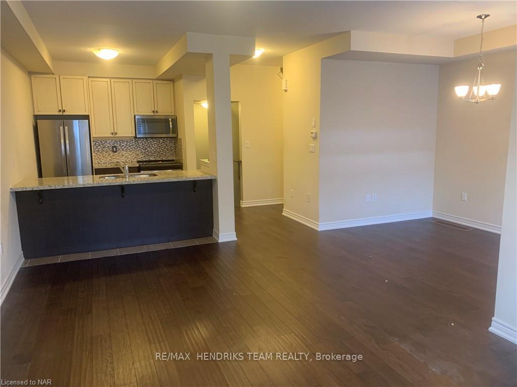 Photo 3 of Unit 35, 201 Westbank Trail, Hamilton, Stoney Creek Mountain — HOMEH