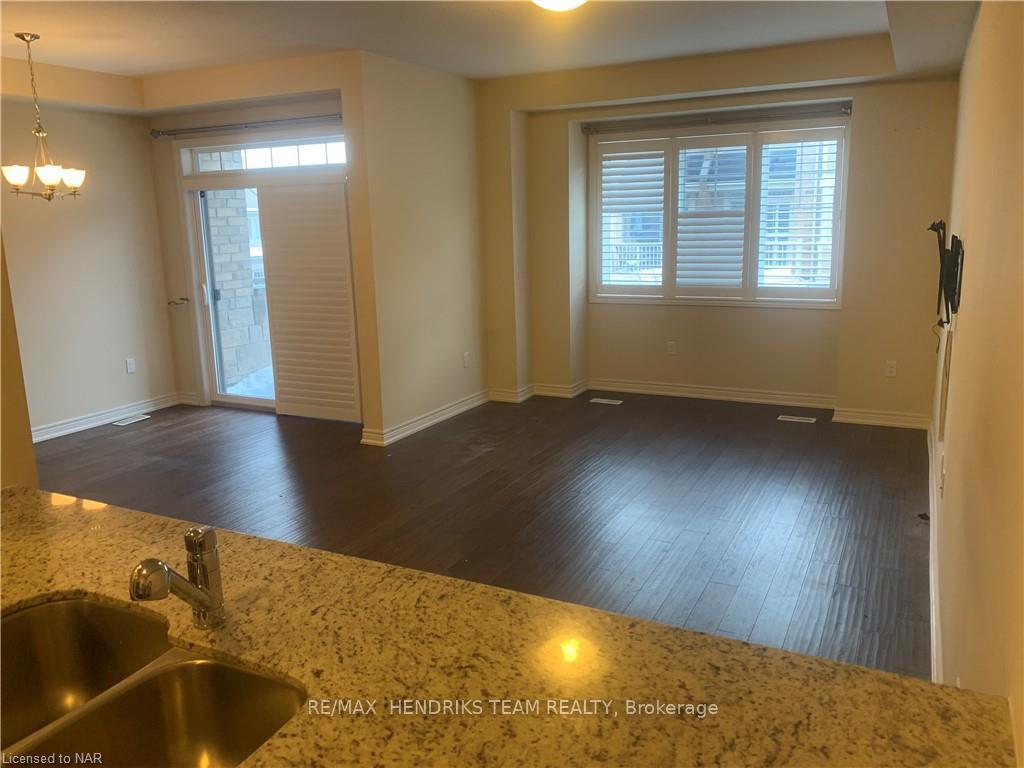 Photo 5 of Unit 35, 201 Westbank Trail, Hamilton, Stoney Creek Mountain — HOMEH