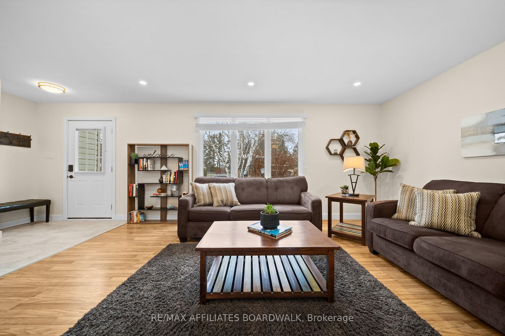Photo 6 of 5450 Riverside Crescent, Ottawa, Manotick Long Island & Nicholls Island — HOMEH