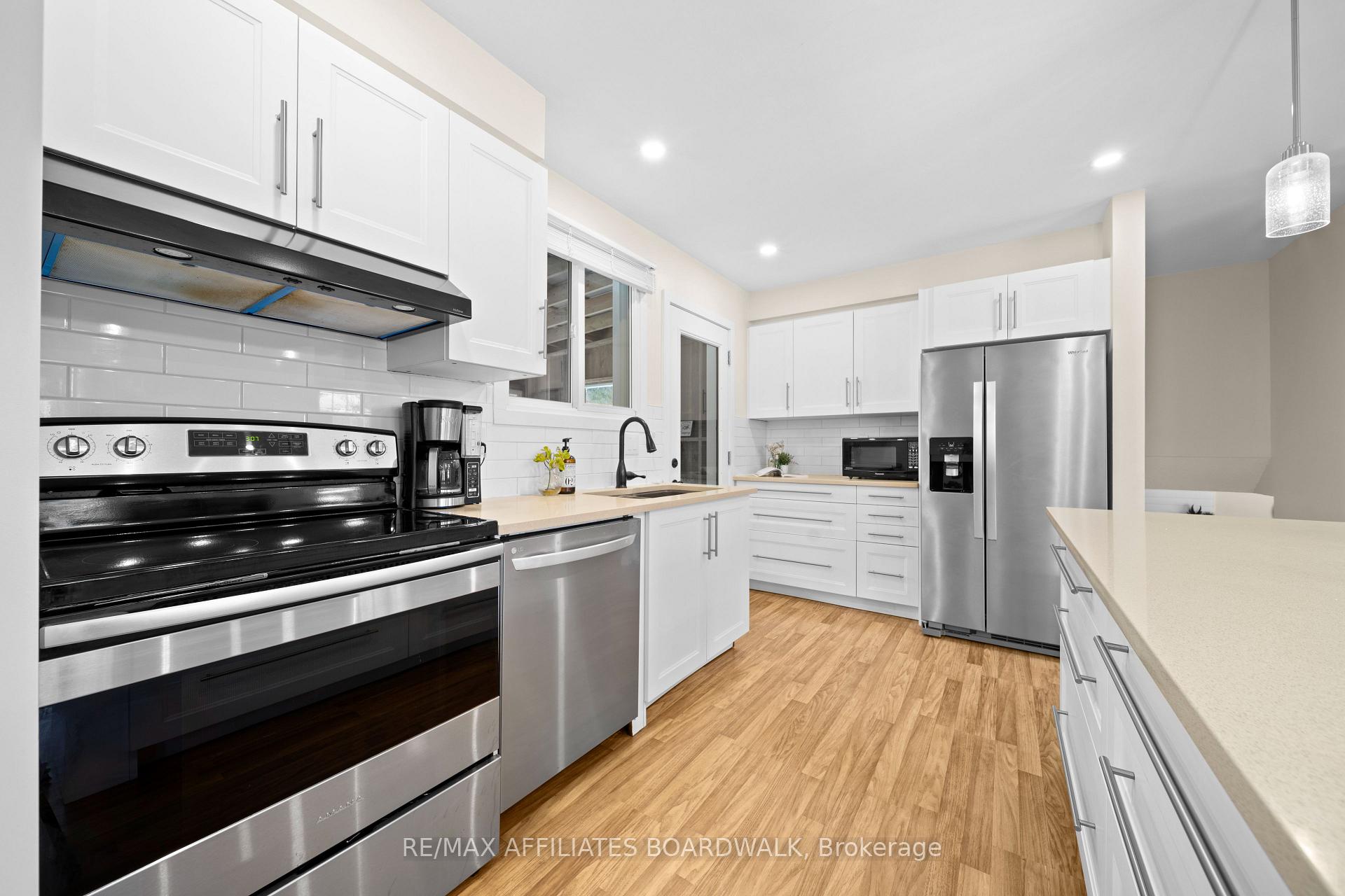 Photo 11 of 5450 Riverside Crescent, Ottawa, Manotick Long Island & Nicholls Island — HOMEH
