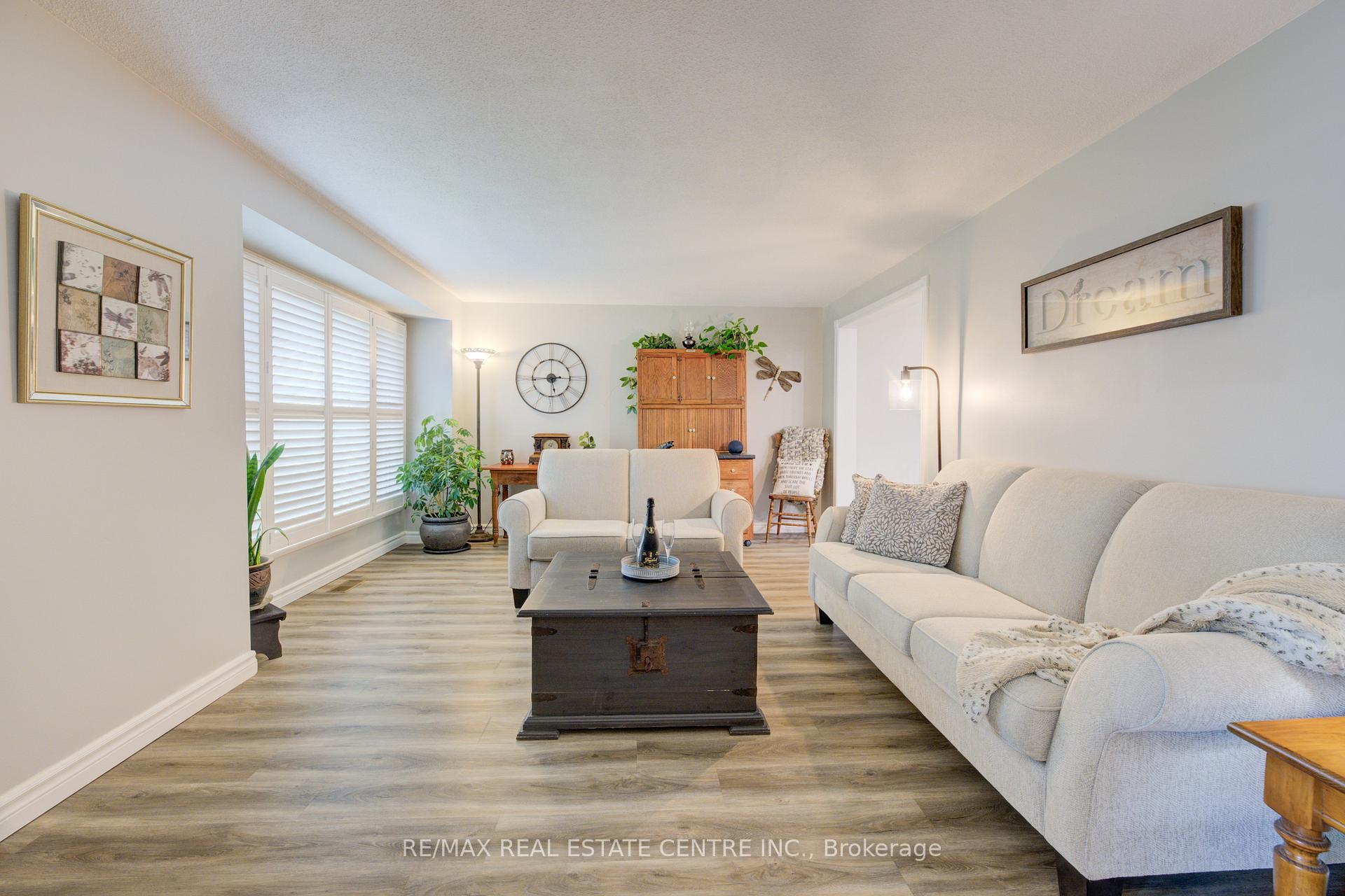 Photo 5 of 96 Manor Drive, Kitchener — HOMEH