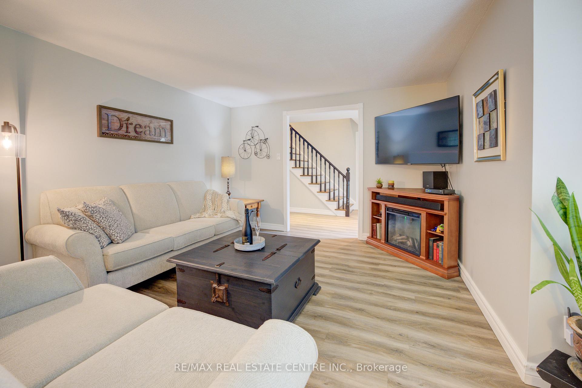 Photo 7 of 96 Manor Drive, Kitchener — HOMEH