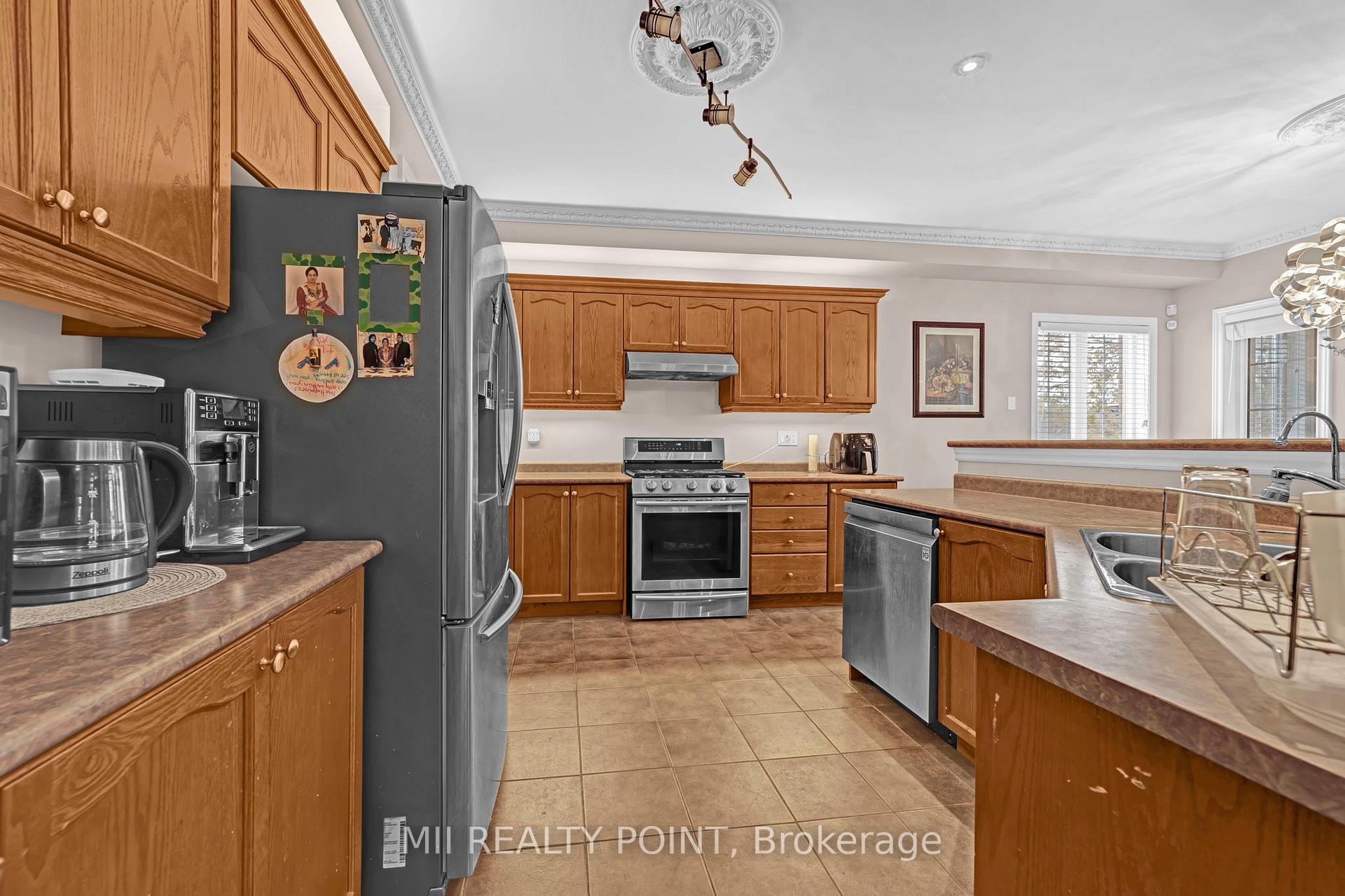 Photo 12 of 35 Kentwood Crescent, Markham, Box Grove — HOMEH