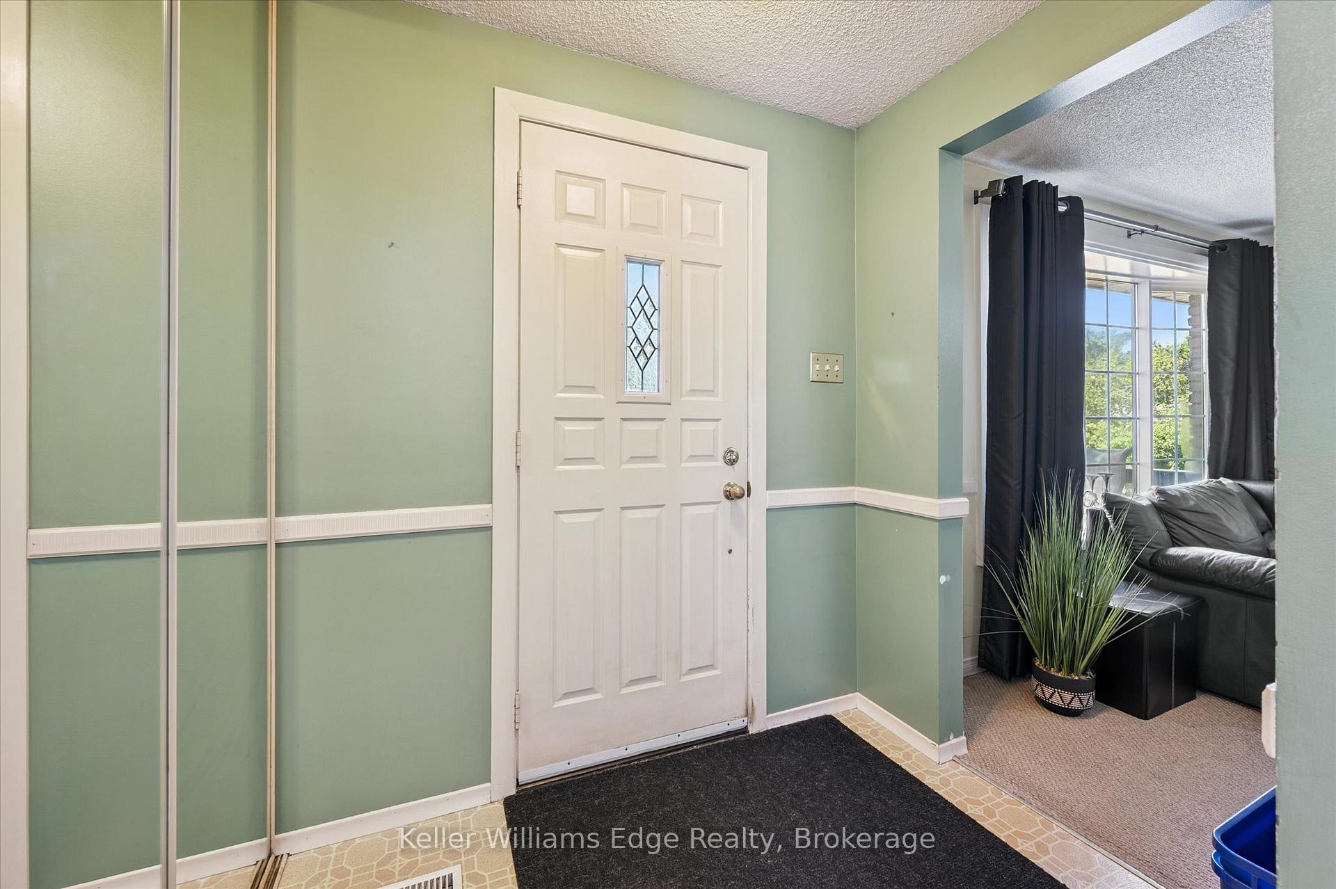 Photo 5 of 35 Parkland Crescent, Kitchener — HOMEH