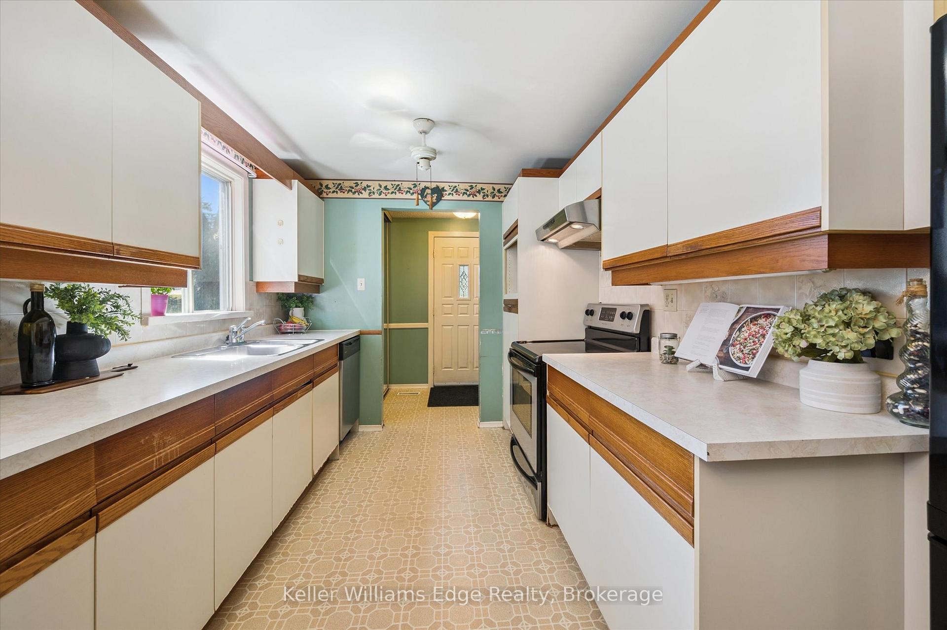 Photo 6 of 35 Parkland Crescent, Kitchener — HOMEH