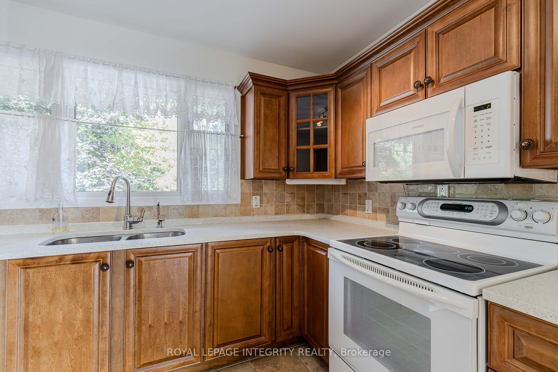 Photo 17 of 135 Desmond Avenue, Ottawa, Kanata - Glencairn/Hazeldean — HOMEH